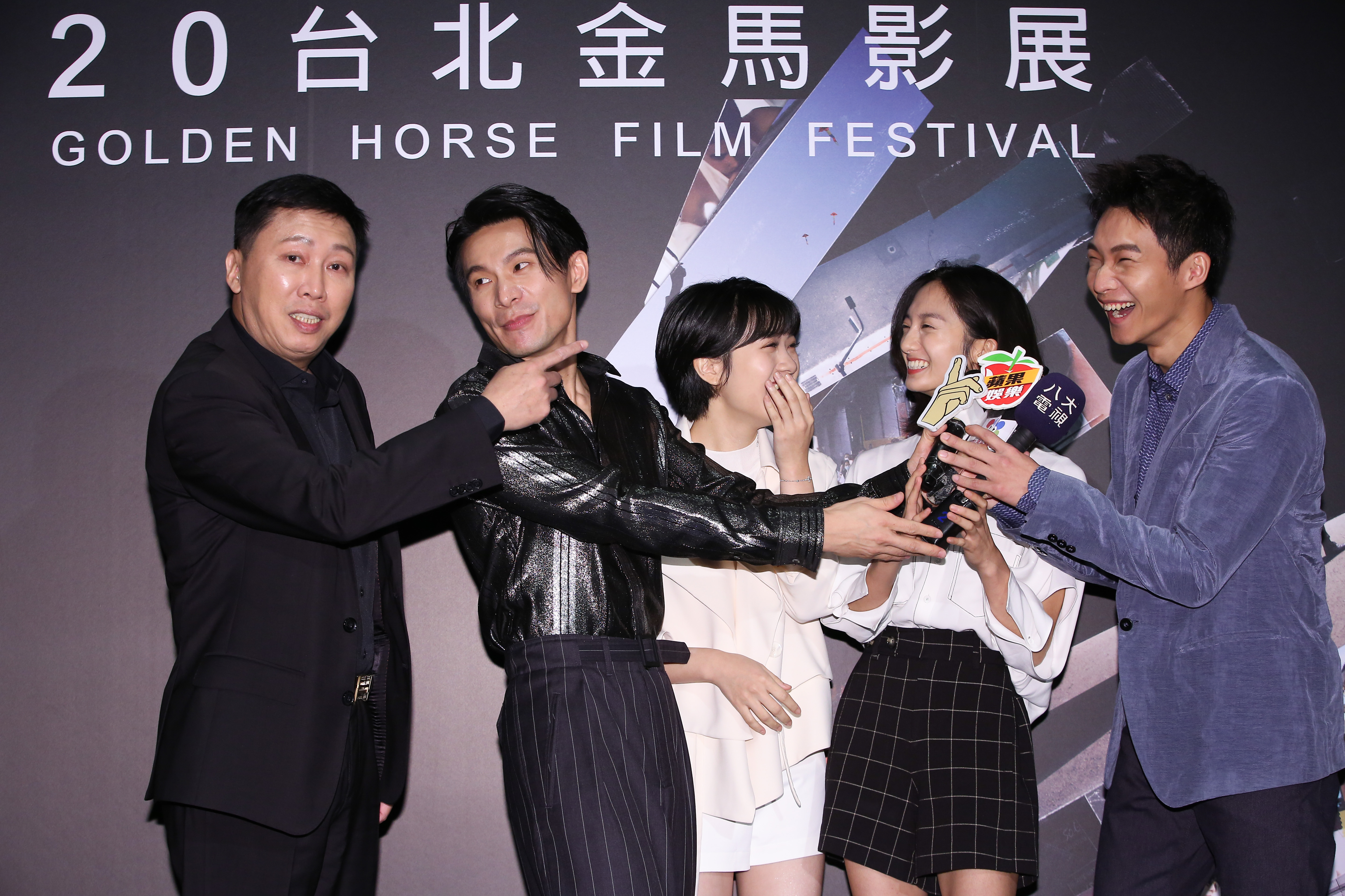 趙正平（左1）被黃冠智（右1）吐槽，只會請同戲的女星李玲葦（左3）、韓寧（右2）吃飯，姚淳耀（左2）都在一旁看好戲，讓他忍不住回嘴。