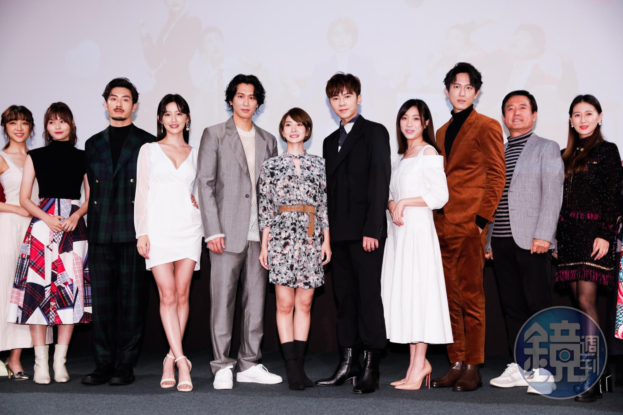 李國毅(右5)、李亦捷(左6)率領《廢財闖天關》眾演員群盛裝出席試映會。