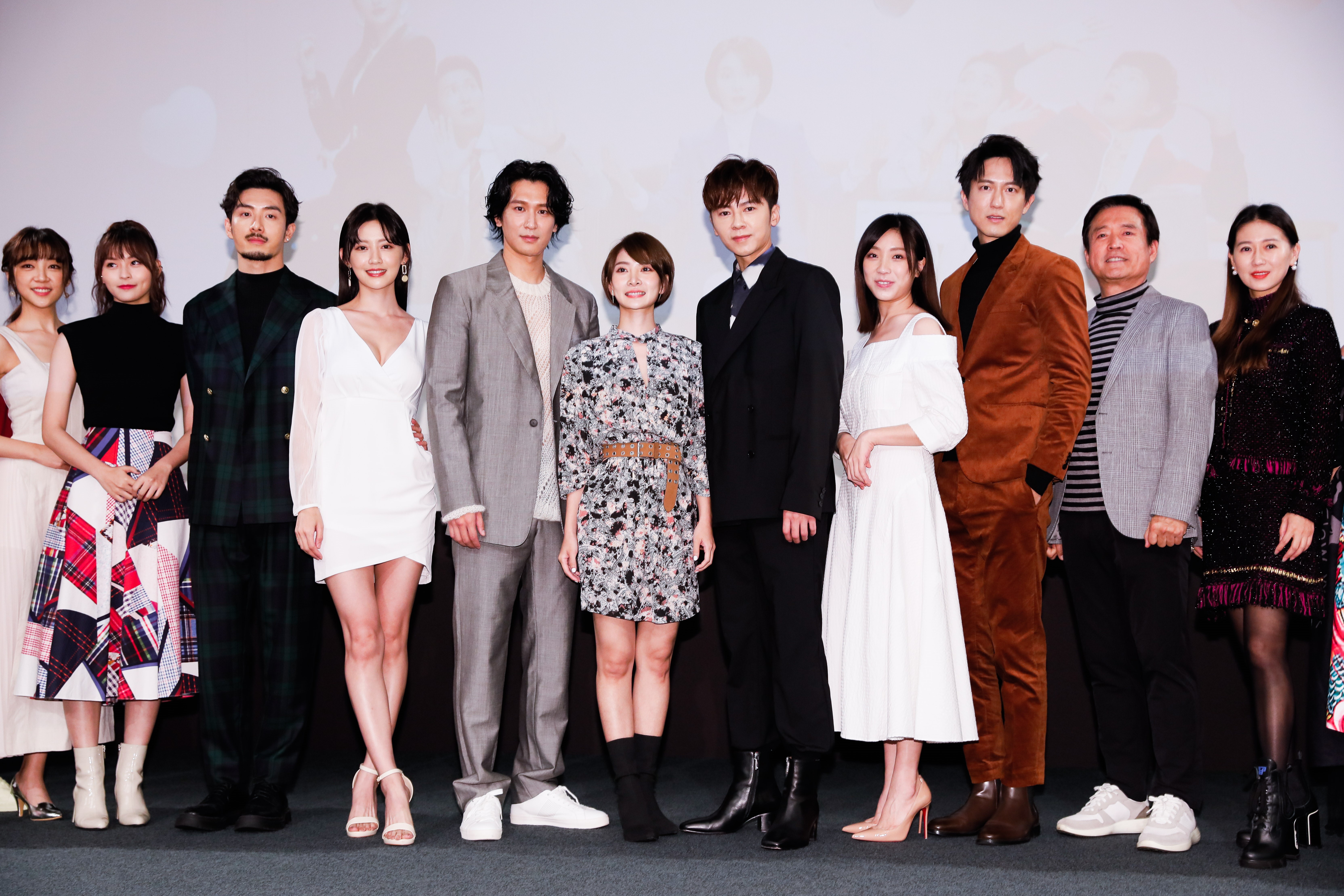 李國毅（右5）、李亦捷（左6）率領《廢財闖天關》眾演員群盛裝出席試映會。