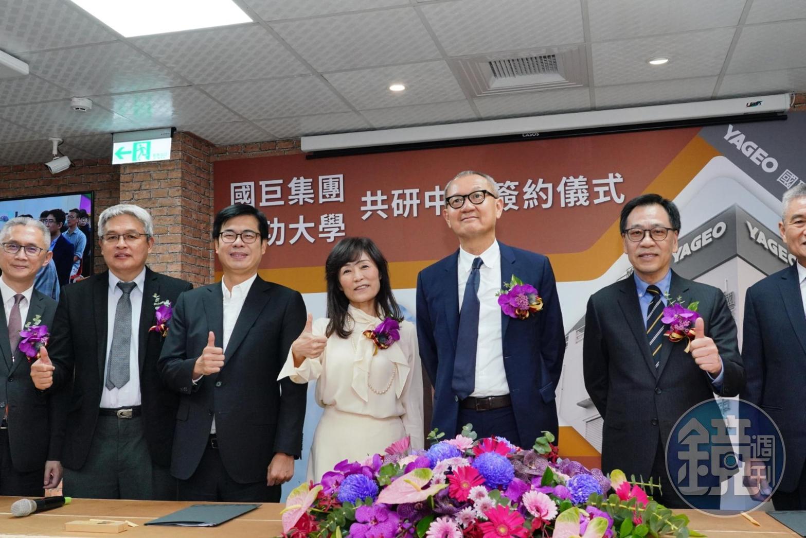 成大校友國巨集團董事長陳泰銘與成大校長蘇慧貞,以及高雄市長陳其邁等人一同出席國巨與成大共同研發中心揭牌儀式。