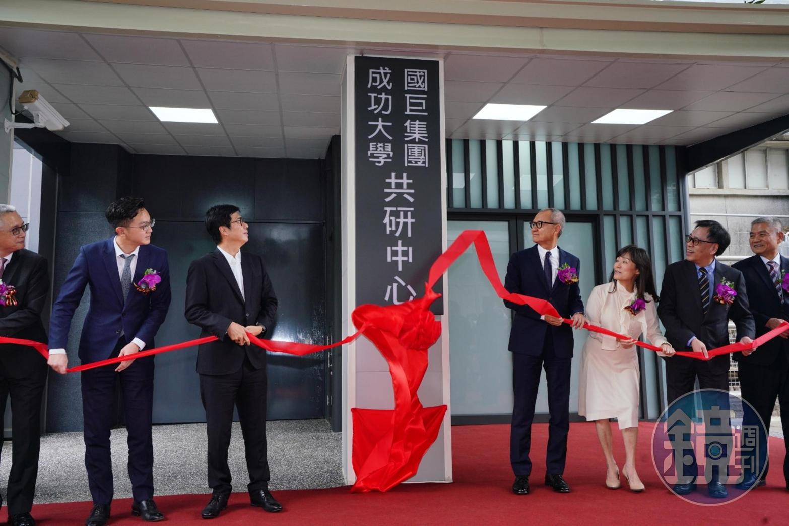 成大校友國巨集團董事長陳泰銘與成大校長蘇慧貞,以及高雄市長陳其邁等人一同出席國巨與成大共同研發中心揭牌儀式。