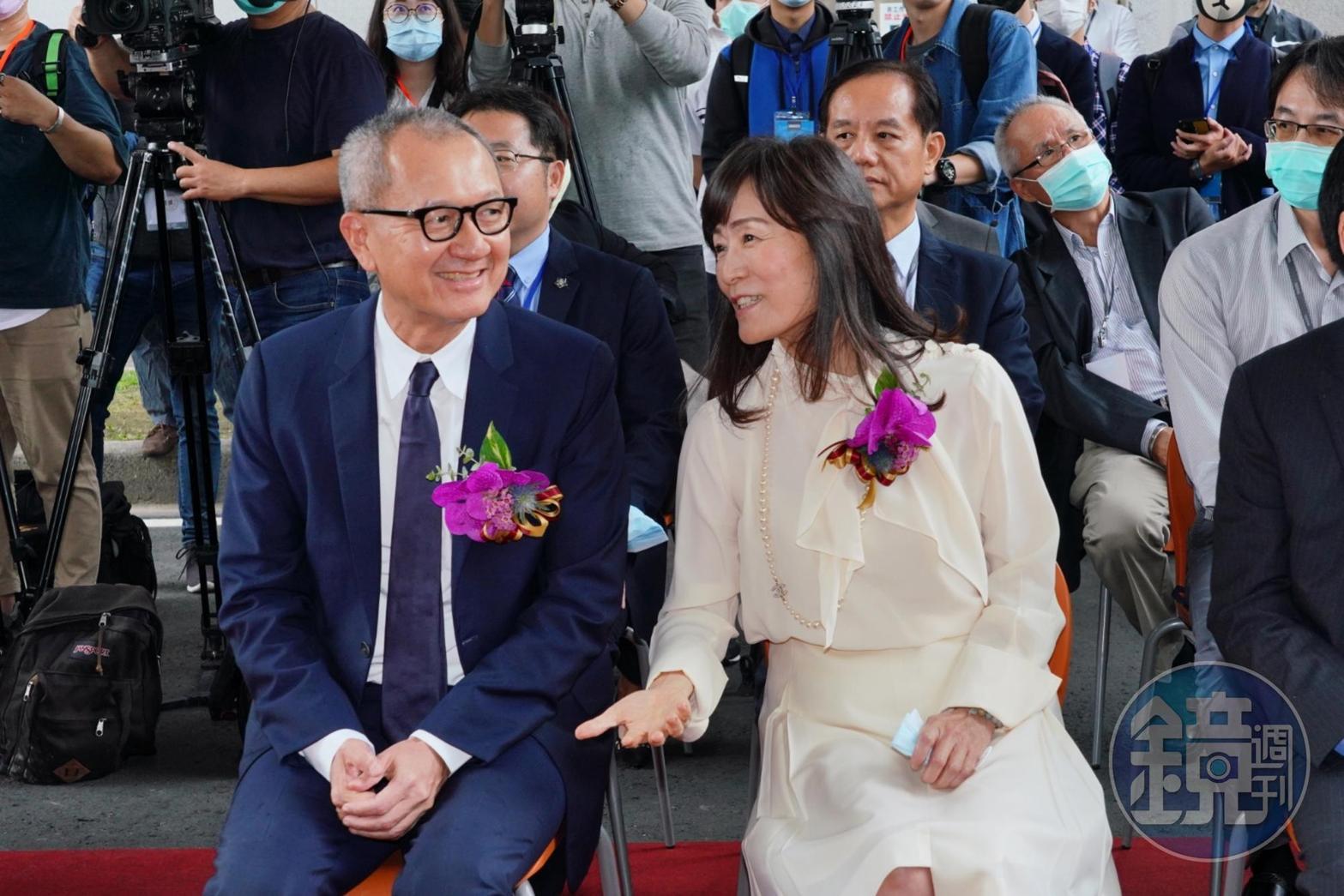 成大校友國巨集團董事長陳泰銘與成大校長蘇慧貞,一同出席國巨與成大共同研發中心揭牌儀式。