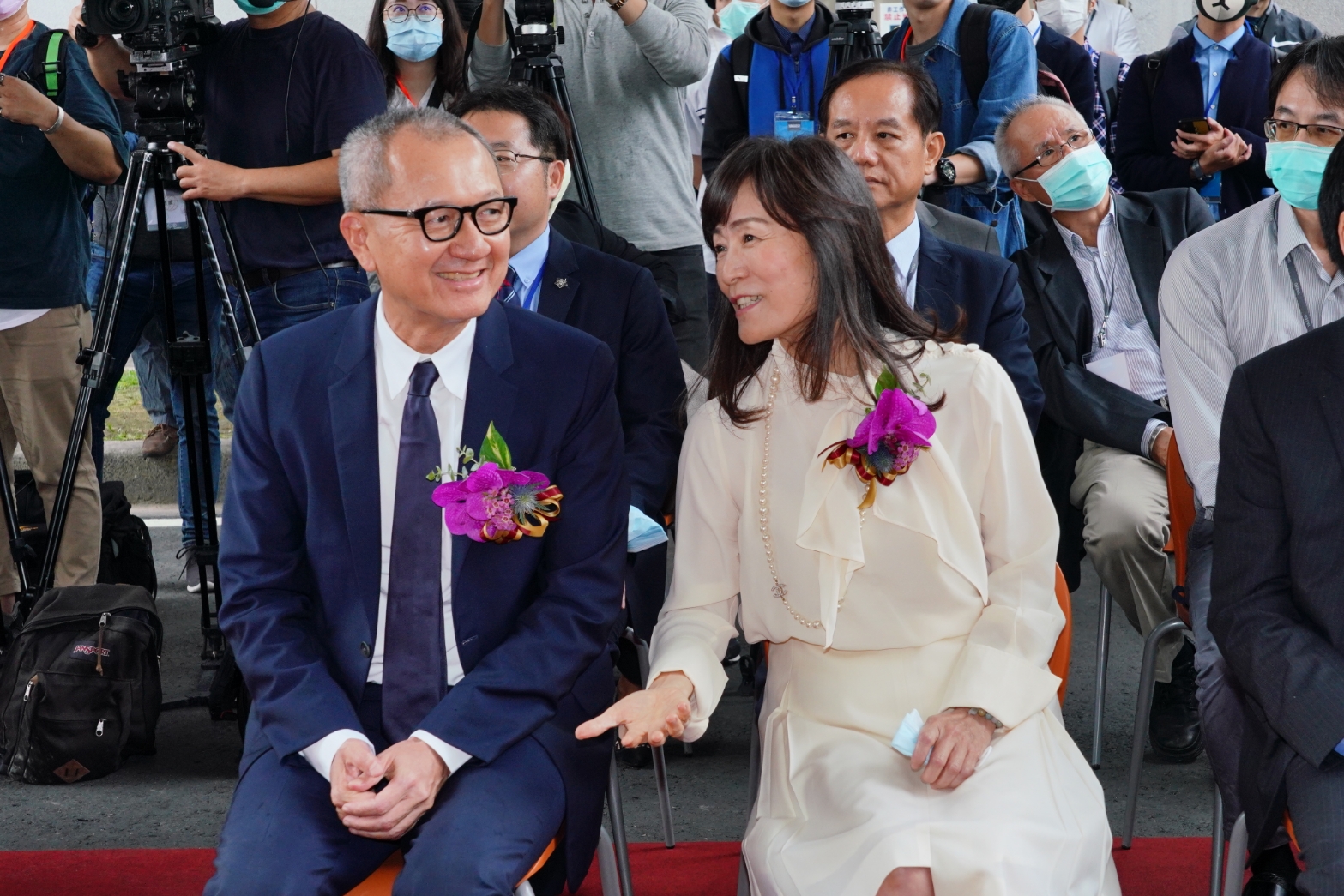 成大校友國巨集團董事長陳泰銘與成大校長蘇慧貞,一同出席國巨與成大共同研發中心揭牌儀式。