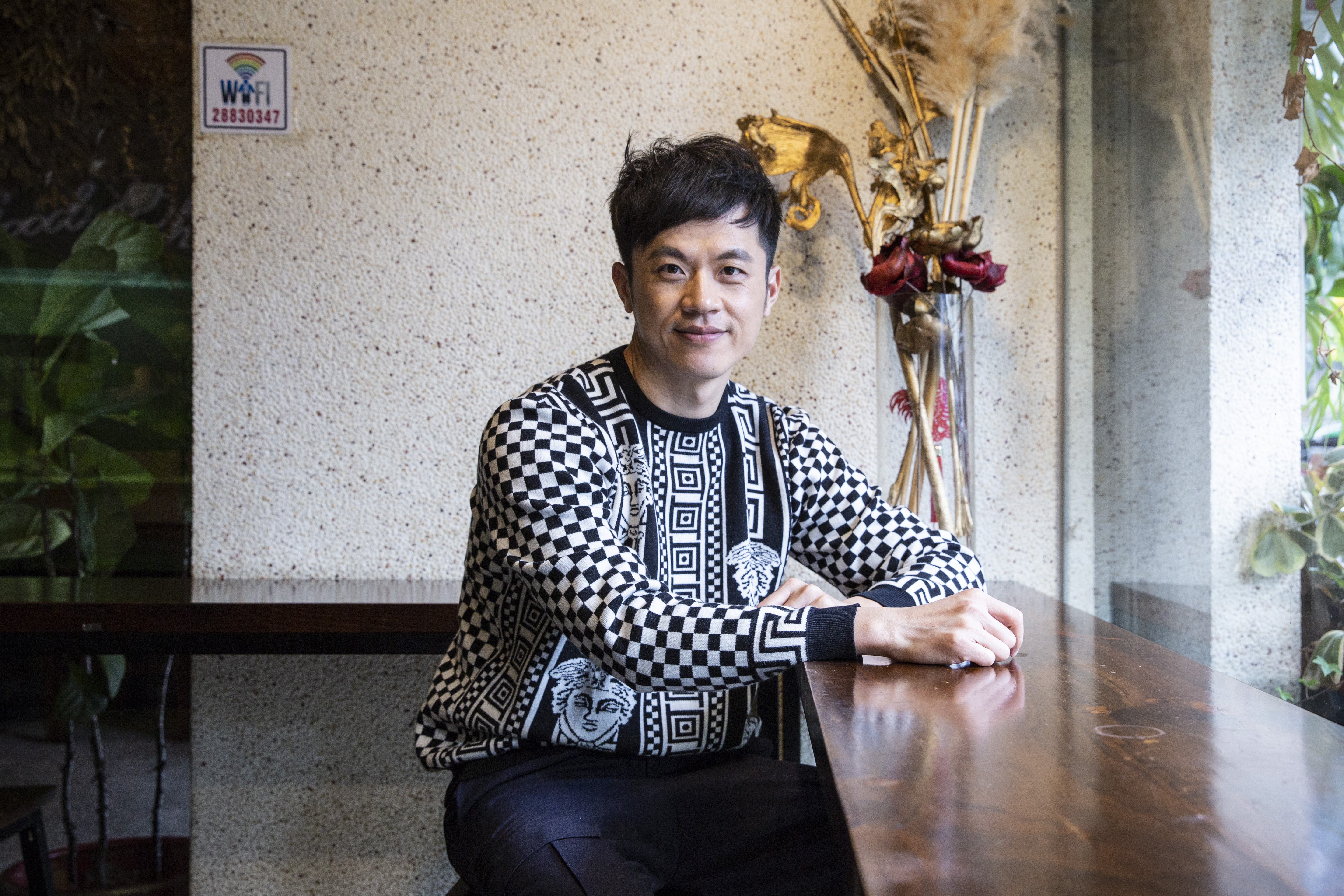 「焦糖哥哥」陳嘉行留言被網友解讀為「認同」積極染疫理念，遭到藥師批評。