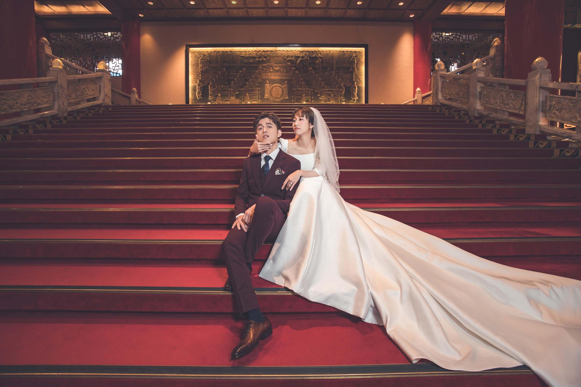 潘嘉麗(左)與老公游政豪登記結婚,正式成為台灣媳婦。(游手好弦娛樂提供)