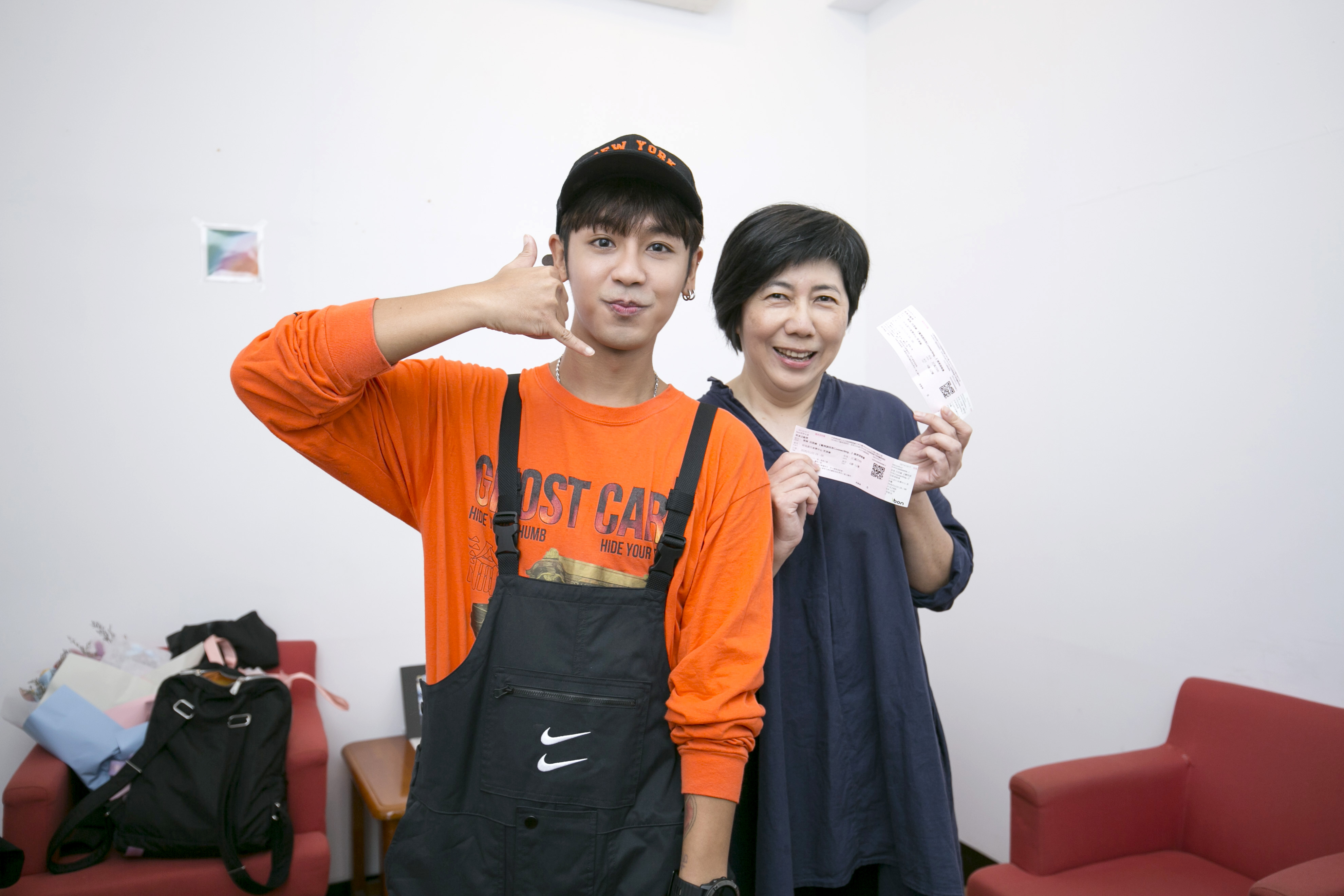 鼓鼓抽空回母校，並邀請校長和老師去看他的演唱會。（相信音樂提供）