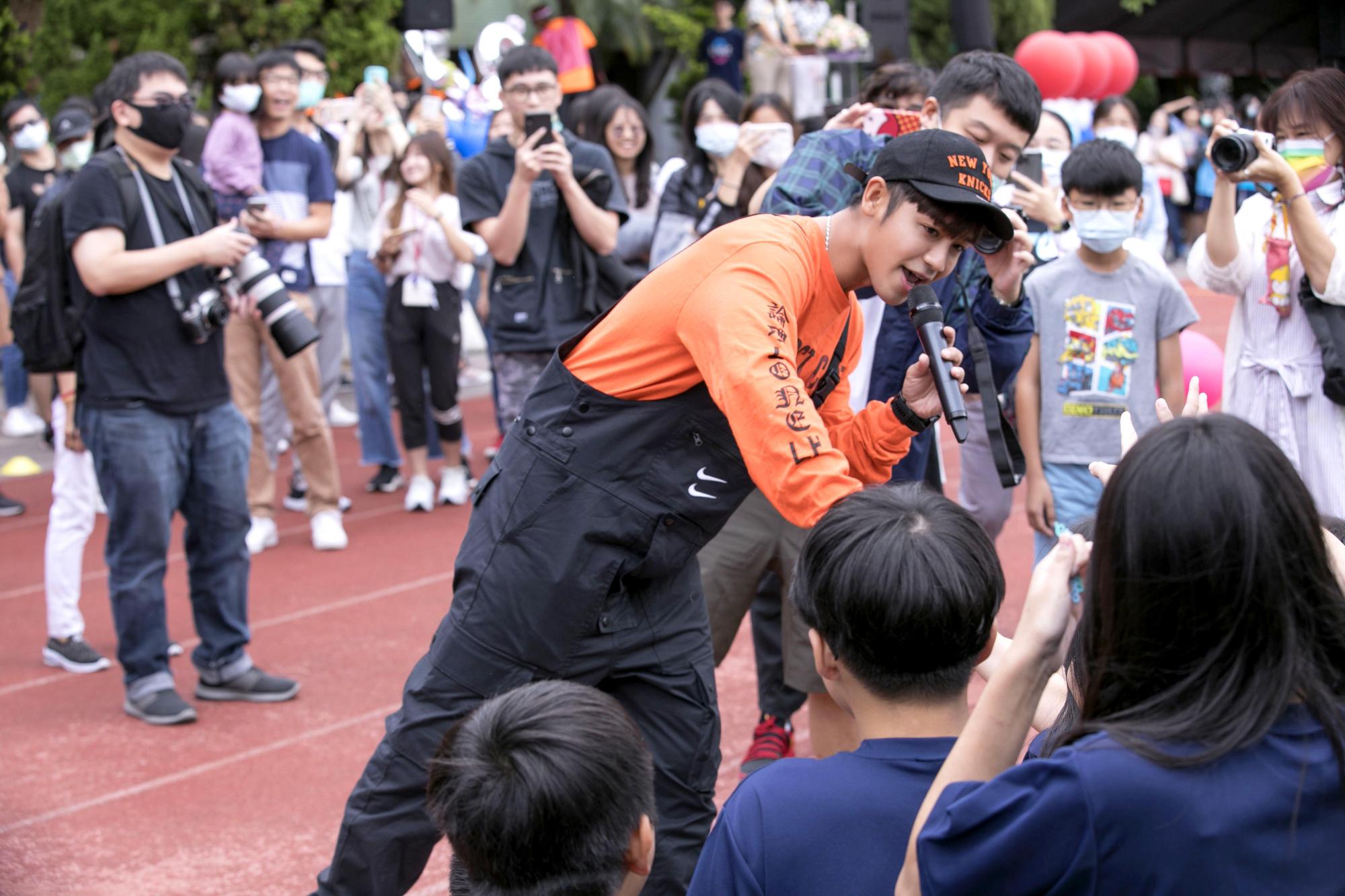 日前鼓鼓回到母校仁愛國中表演，受到同學熱烈歡迎。（相信音樂提供）