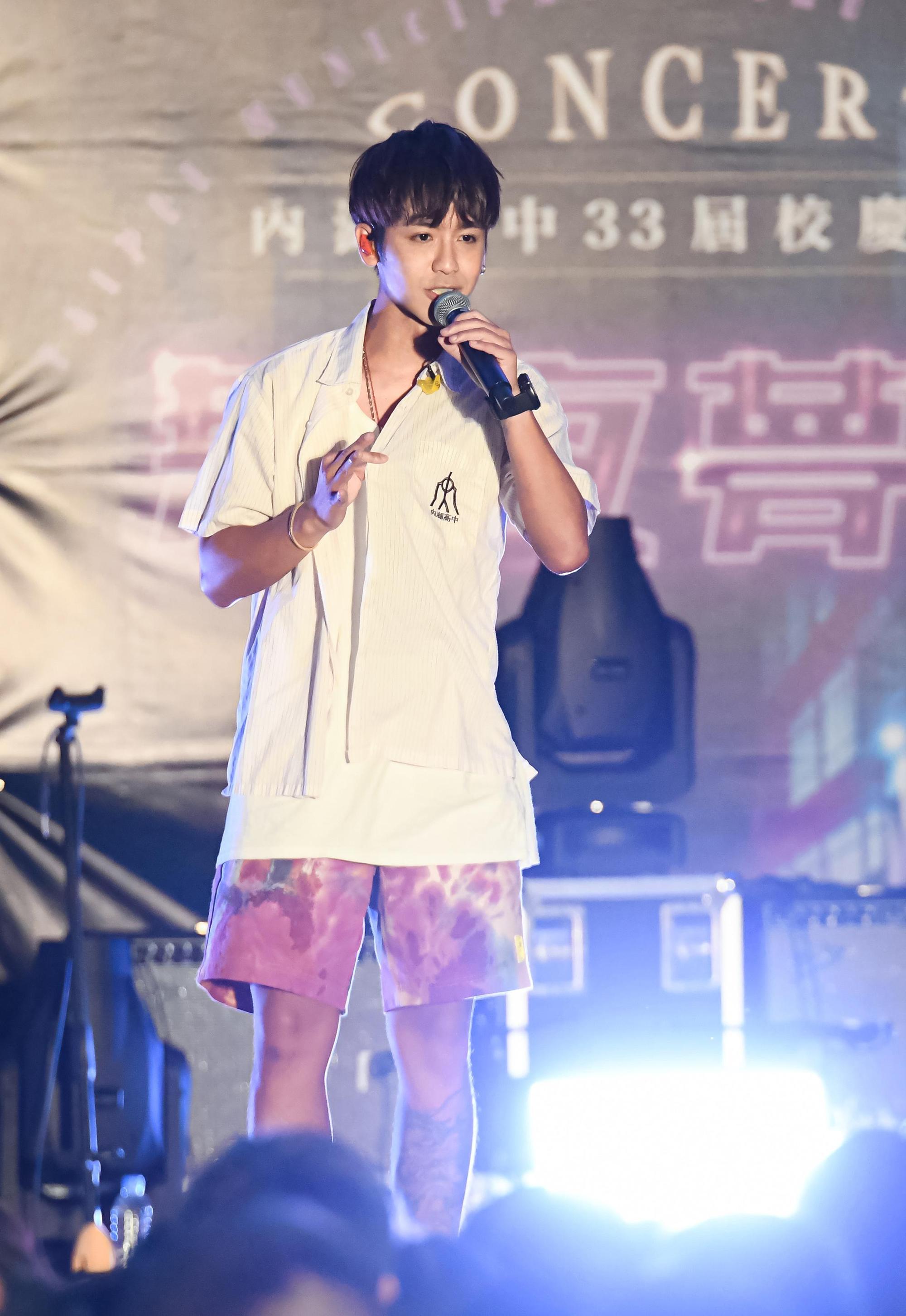 鼓鼓日前也二度回母校內湖高中演出，更穿上學校制服演唱多首歌曲。（相信音樂提供）