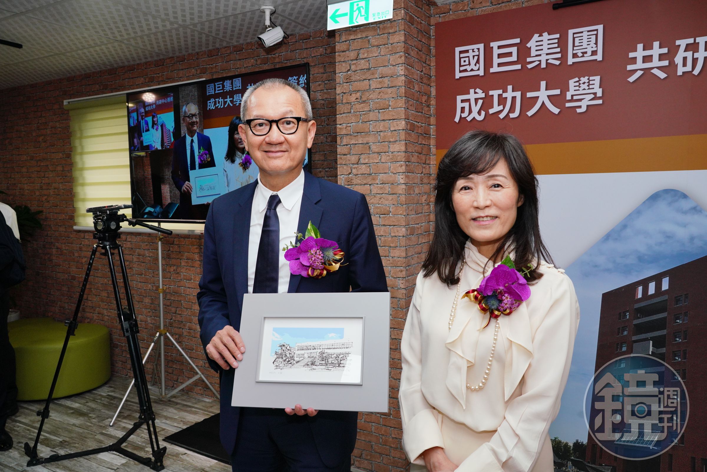 國巨投入5,000萬元與成大設立共同研發中心，希望投資新技術與挖角優秀人才。（左為國巨董事長陳泰銘、右為成大校長蘇慧貞）