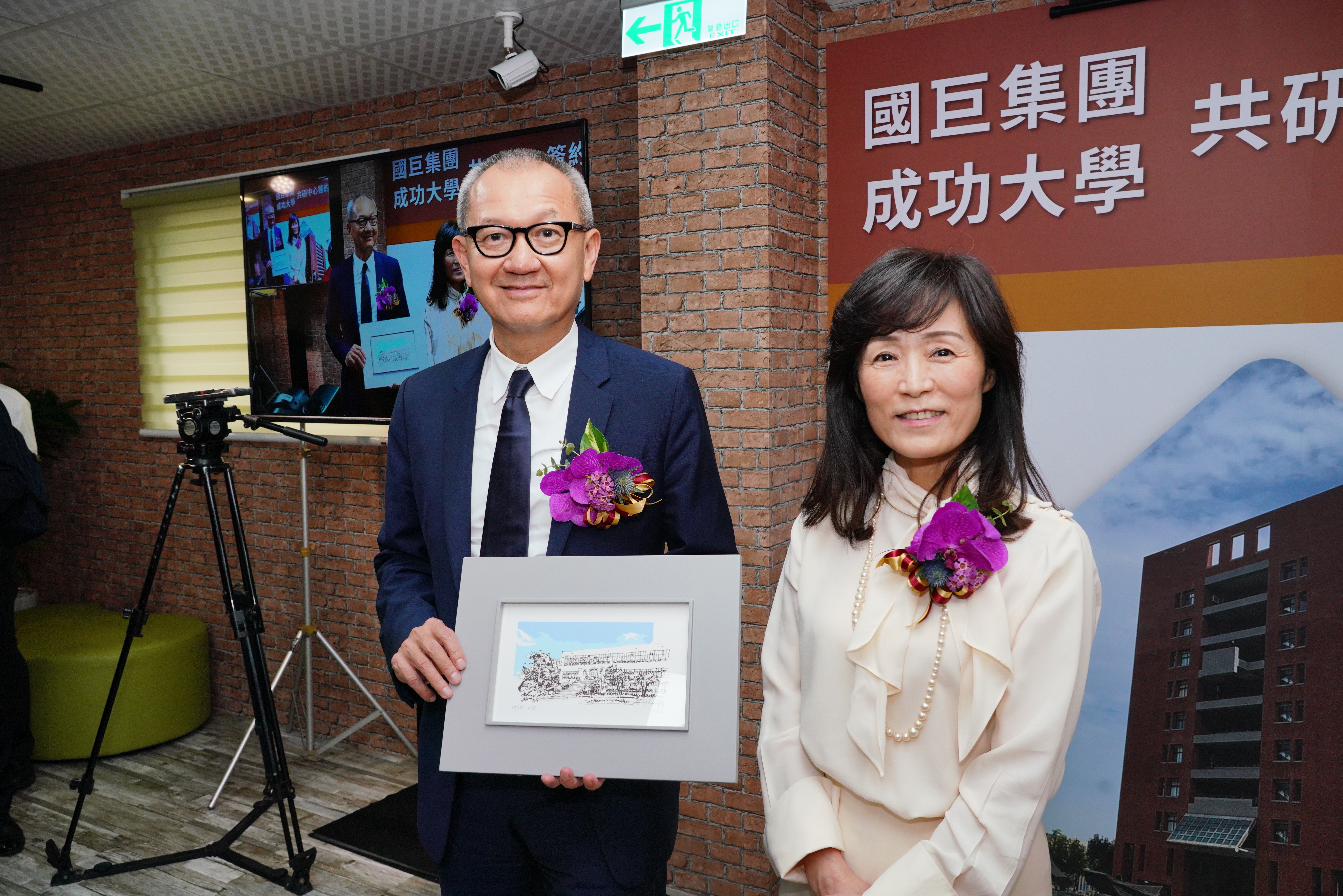 國巨投入5,000萬元與成大設立共同研發中心，希望投資新技術與挖角優秀人才。（左為國巨董事長陳泰銘、右為成大校長蘇慧貞）