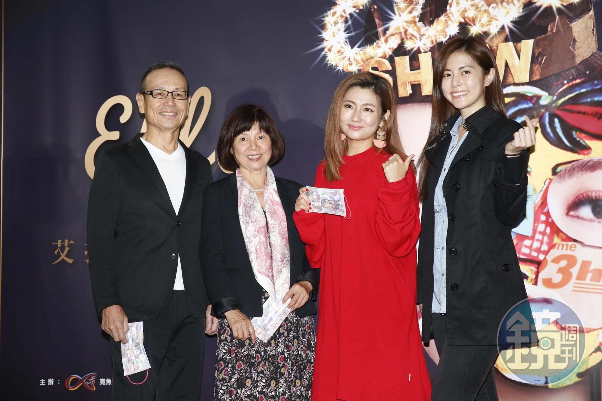好友Selina（右2）昨帶著全家人到場助陣。