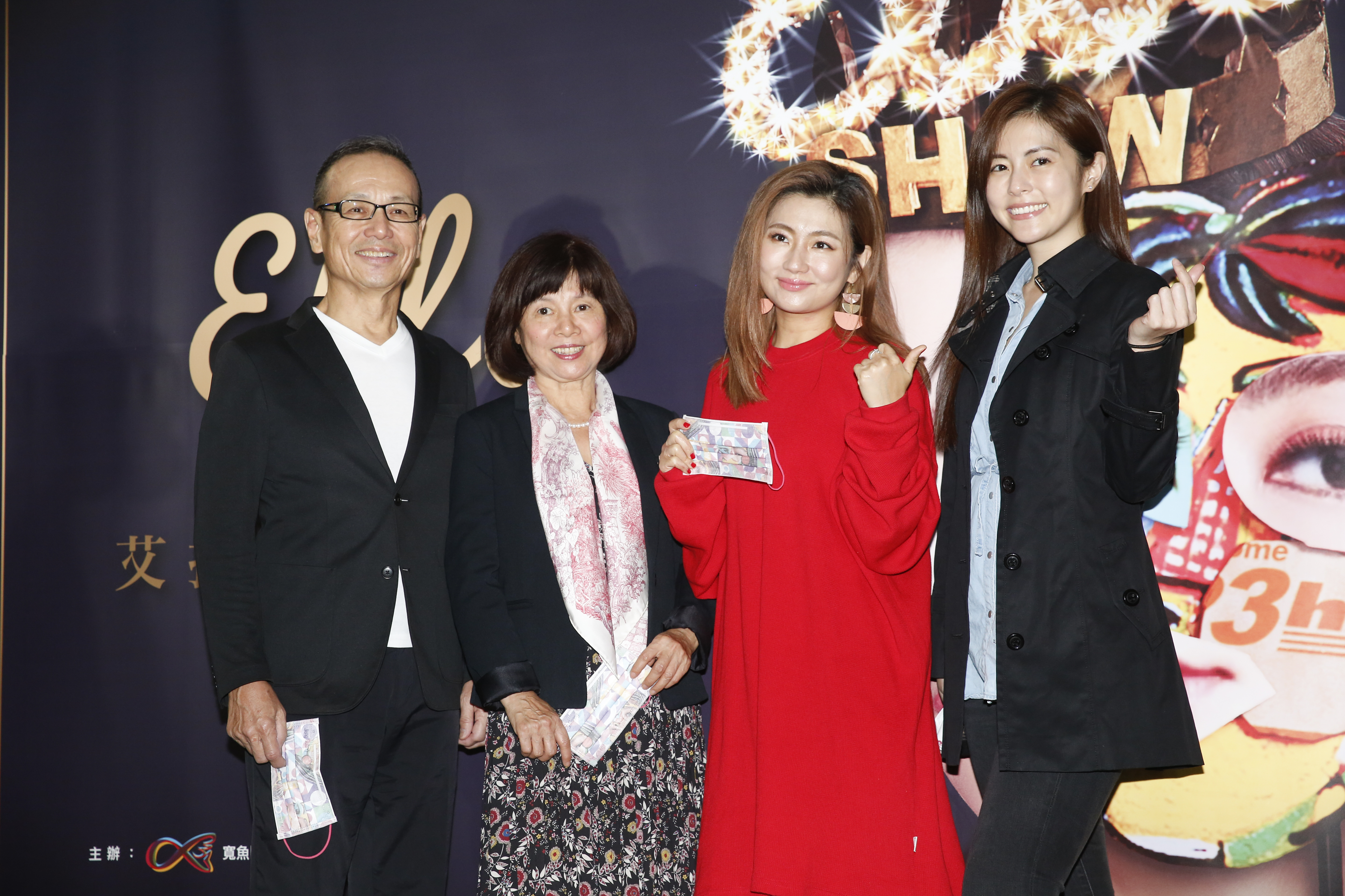 好友Selina（右2）昨帶著全家人到場助陣。
