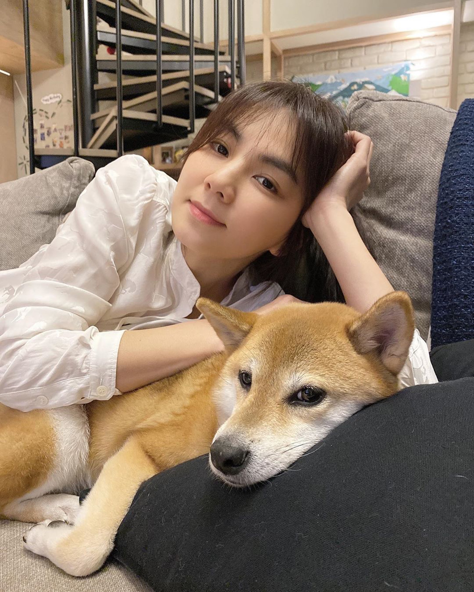 Ella陳嘉樺（左）因為愛犬布丁（右）在家隨處大小便，與老公找上熊爸訓練，改善壞習慣。（翻攝自陳嘉樺IG）