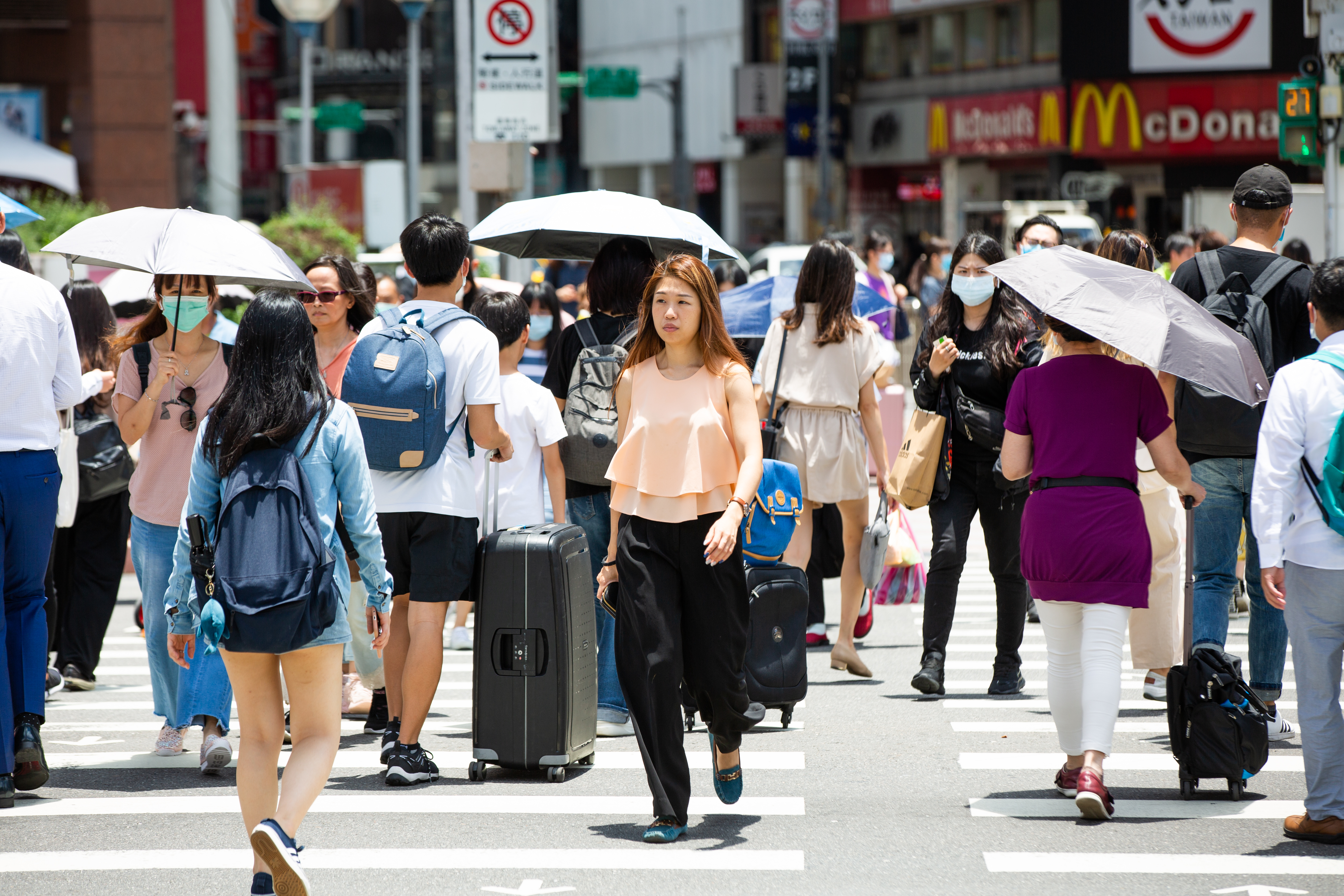 中央氣象局指出,今、明(16日、17日)基隆北海岸、東半部地區及大台北山區有局部短暫雨,其他地區為多雲到晴。