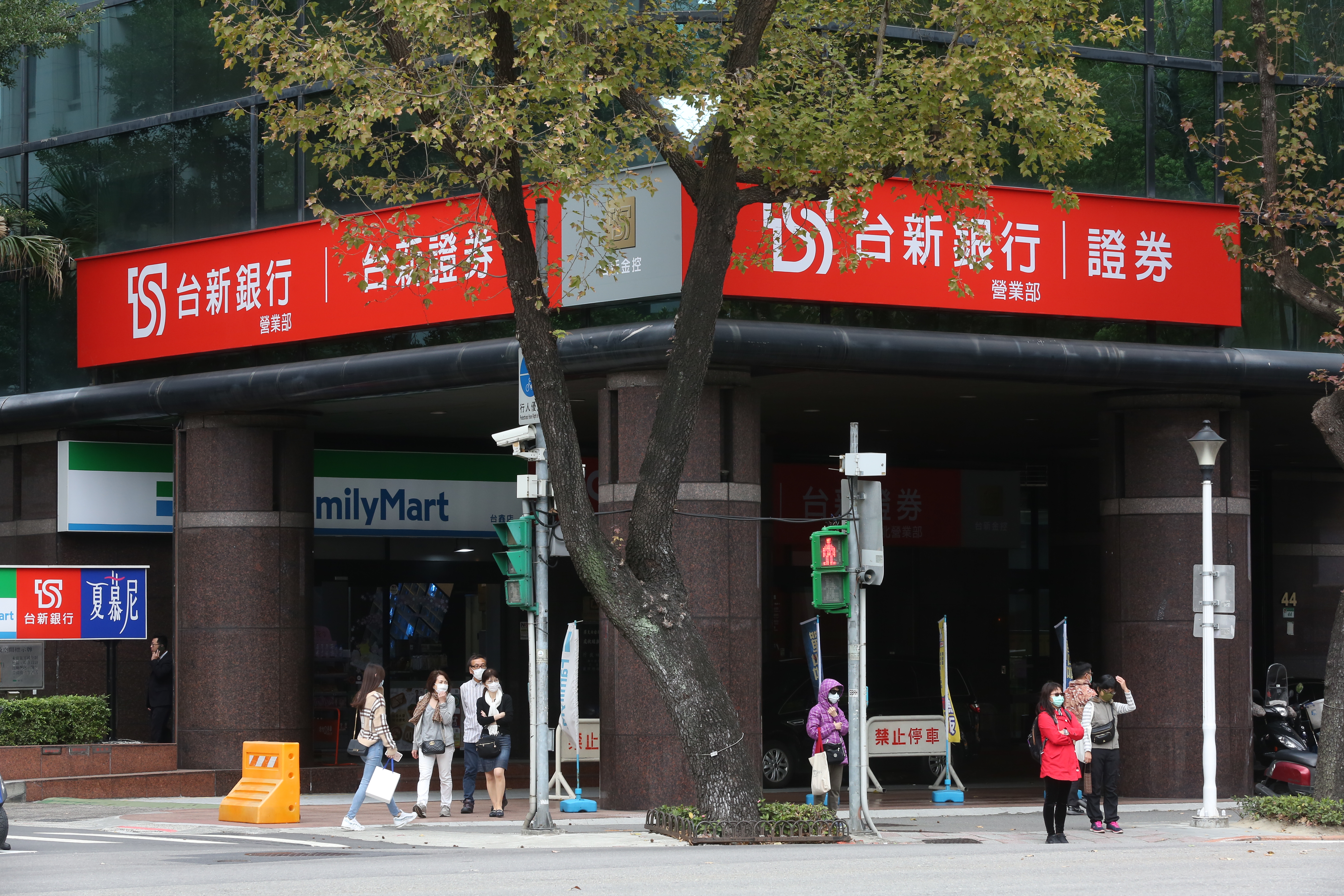 一名理專盜取客戶資金達3億元，台新銀行12日緊急通報金管會並向刑事局報案；示意圖，非當事分行。（本刊資料照）