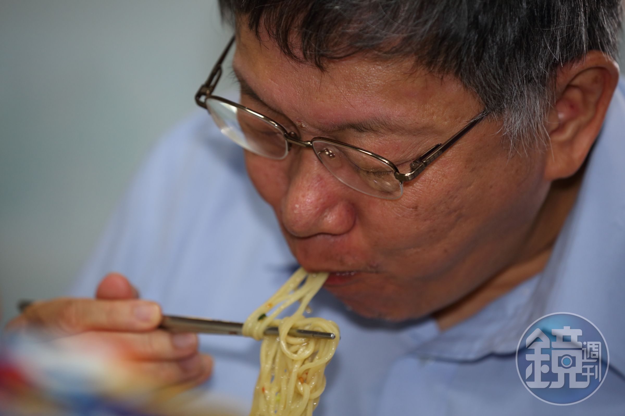 台北市長柯文哲日前到牛肉麵店家相挺，昨晚在臉書直言：「這一個禮拜的風波，不是吃完牛肉麵就沒事了，該解決的萊豬問題還是要解決。」