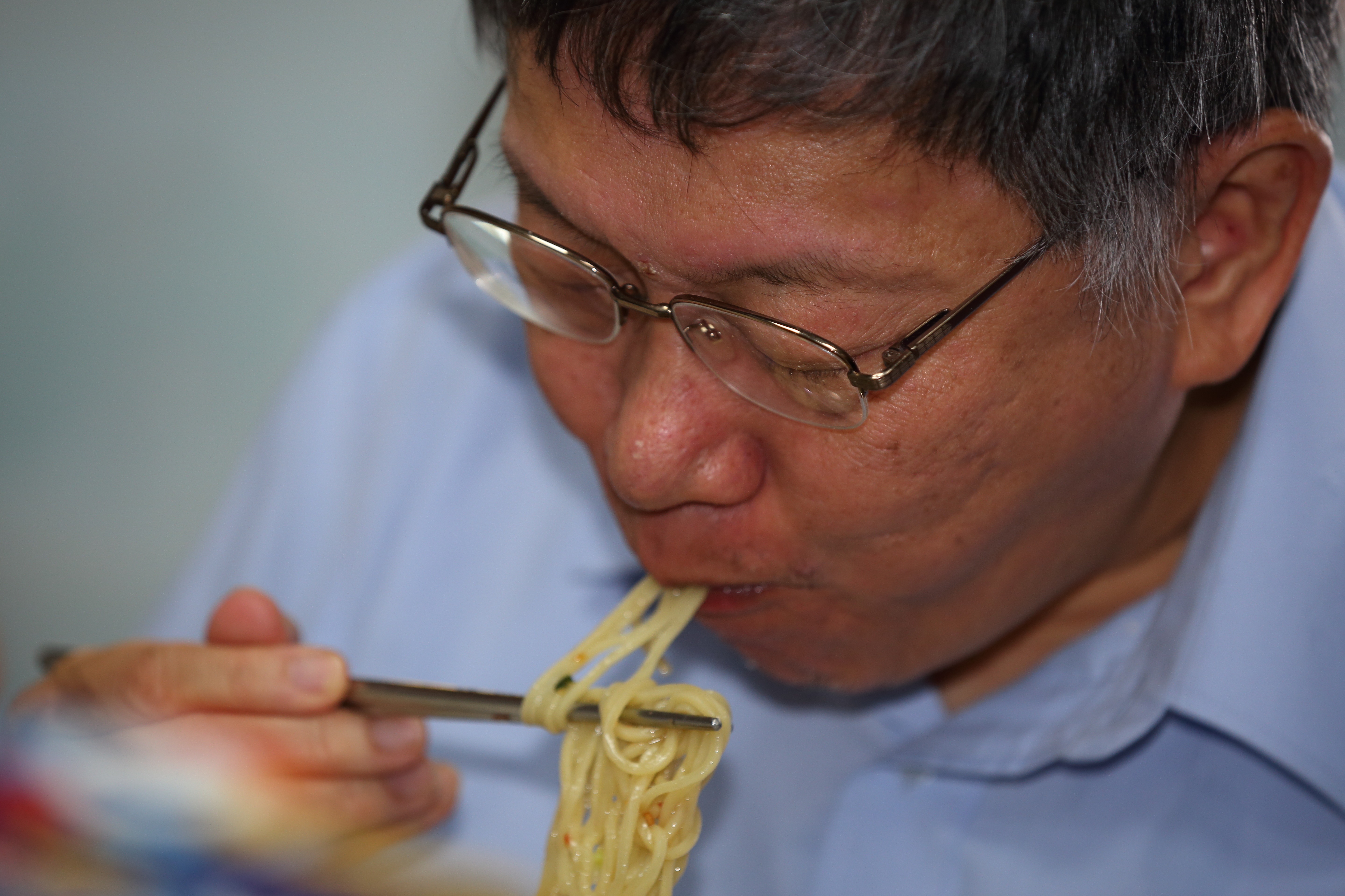 台北市長柯文哲日前到牛肉麵店家相挺，昨晚在臉書直言：「這一個禮拜的風波，不是吃完牛肉麵就沒事了，該解決的萊豬問題還是要解決。」