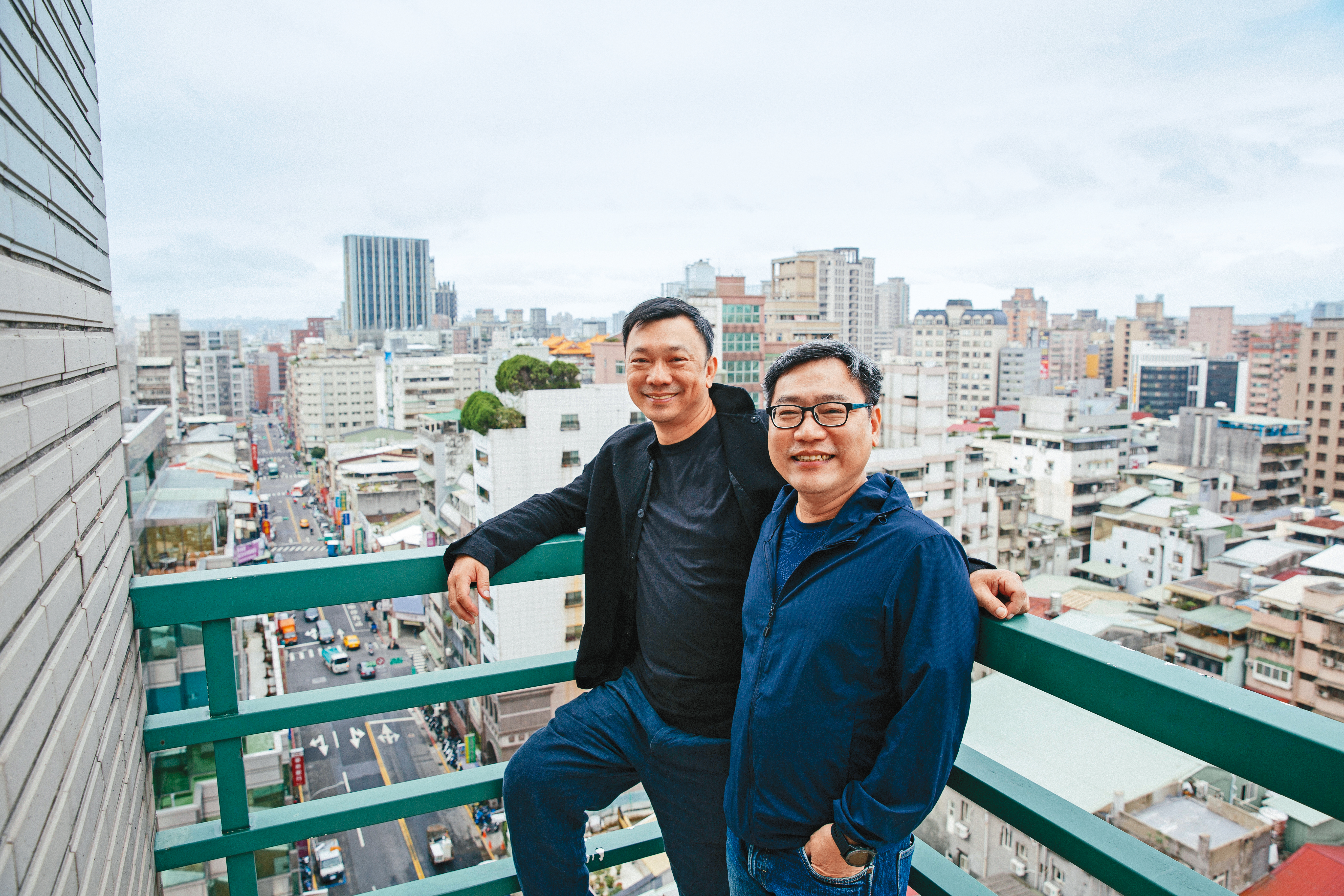 導演黃信堯（左）與剪接師賴秀雄（右）合作《同學麥娜絲》，賴秀雄在片中掌握情感節奏，呈現老同學哈拉打屁間綿密的友情。