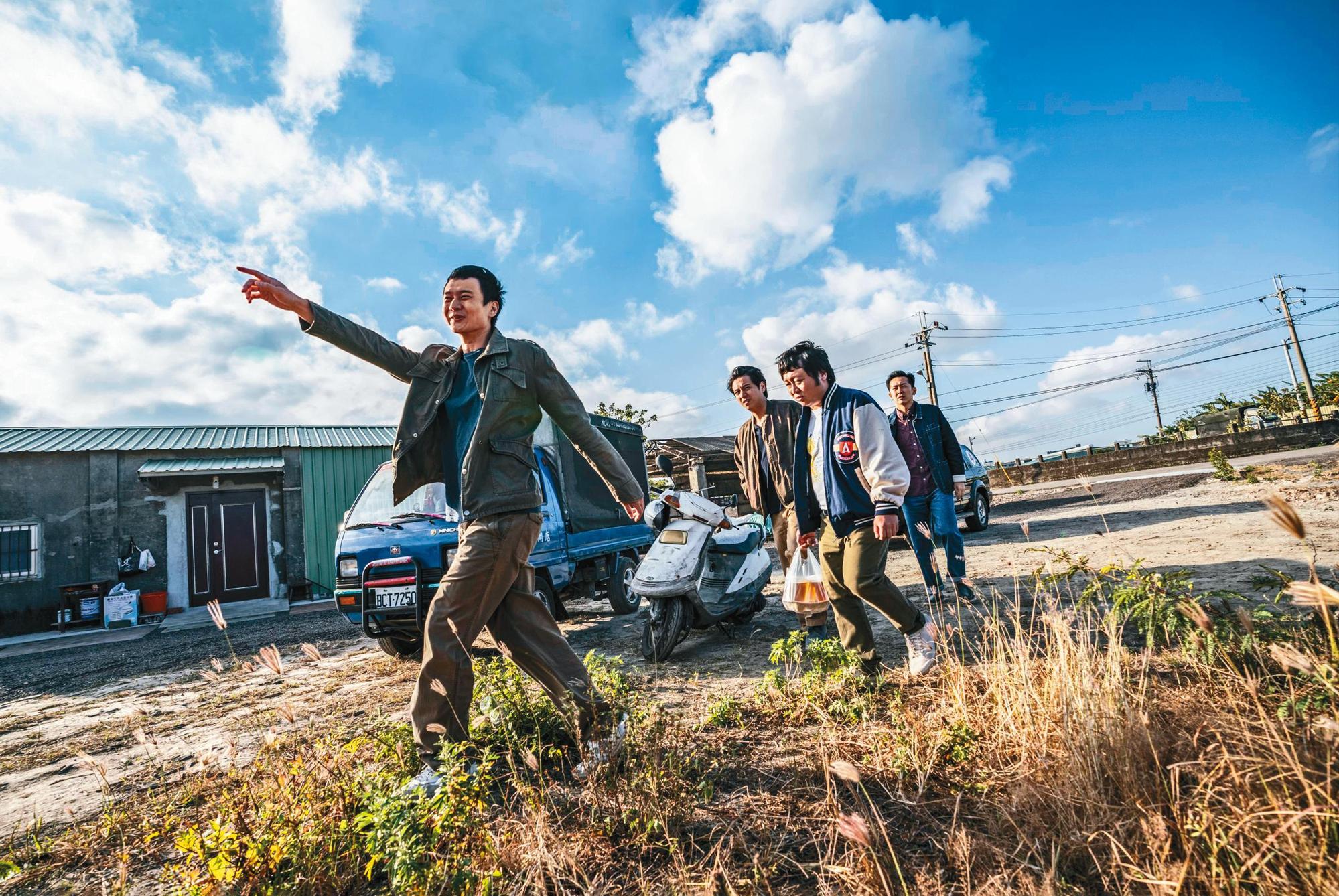 劉冠廷(左起)、鄭人碩、納豆、施名帥主演的《同學麥娜絲》靈感來自黃信堯紀錄片《唬爛三小》(右圖)。(甲上提供)