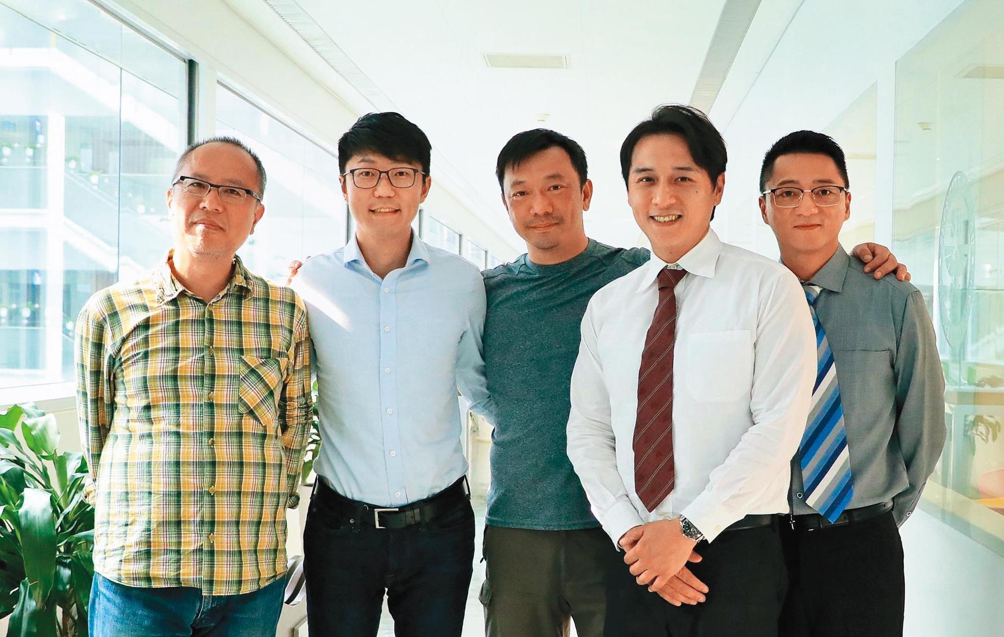 《同學麥娜絲》在台中市拍攝時,新聞局長黃國瑋(左二)前往探班,左起為監製鍾孟宏、導演黃信堯、演員鄭人碩、藍葦華。(翻攝自台中影視協拍服務網)