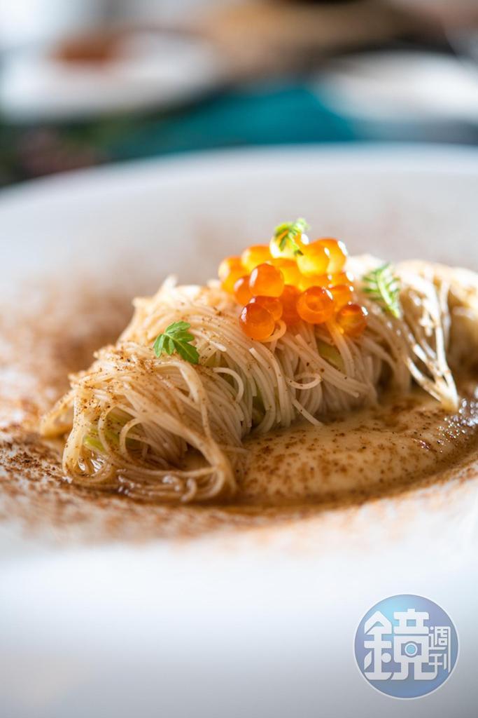 法式麻醬麵涼麵「涼拌鷹嘴豆米粉、腐乳芝麻豆泥、日向夏醋漬萵筍、文旦」，順滑醇和。（2,500元套餐菜色）。