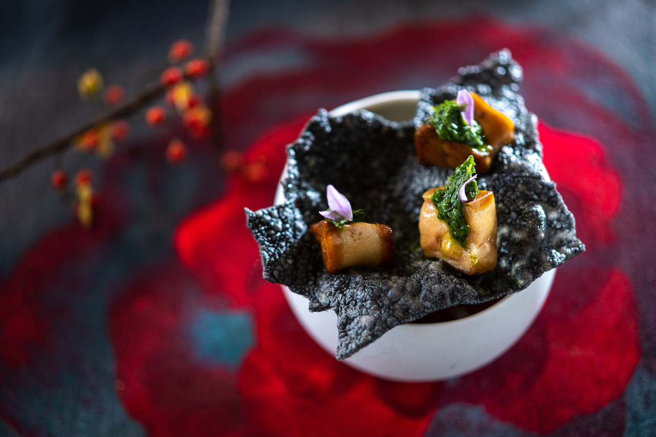 「慢燉10年蘿蔔乾澄清雞湯、鴨肝布蕾、蔥油醬鴨肝米餅」，蓋餅鮮鹹脆口，蒸蛋滿是老菜脯的甘韻。（2,500元套餐菜色）