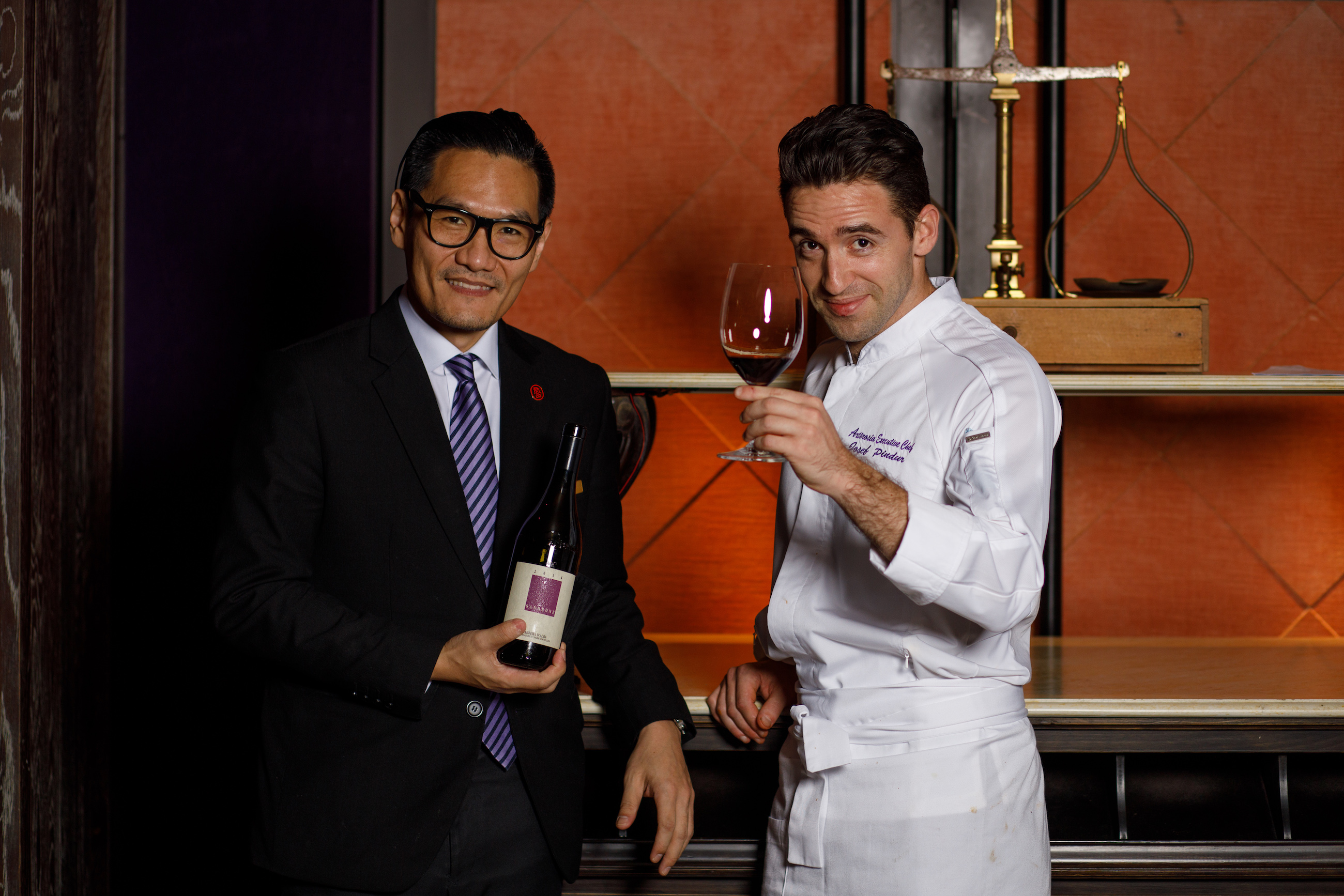 台北君品酒店「雅意Artbrosia 」行政主廚Josef Pindur（右）與餐廳經理王正基（左）創造完美的餐酒搭配。