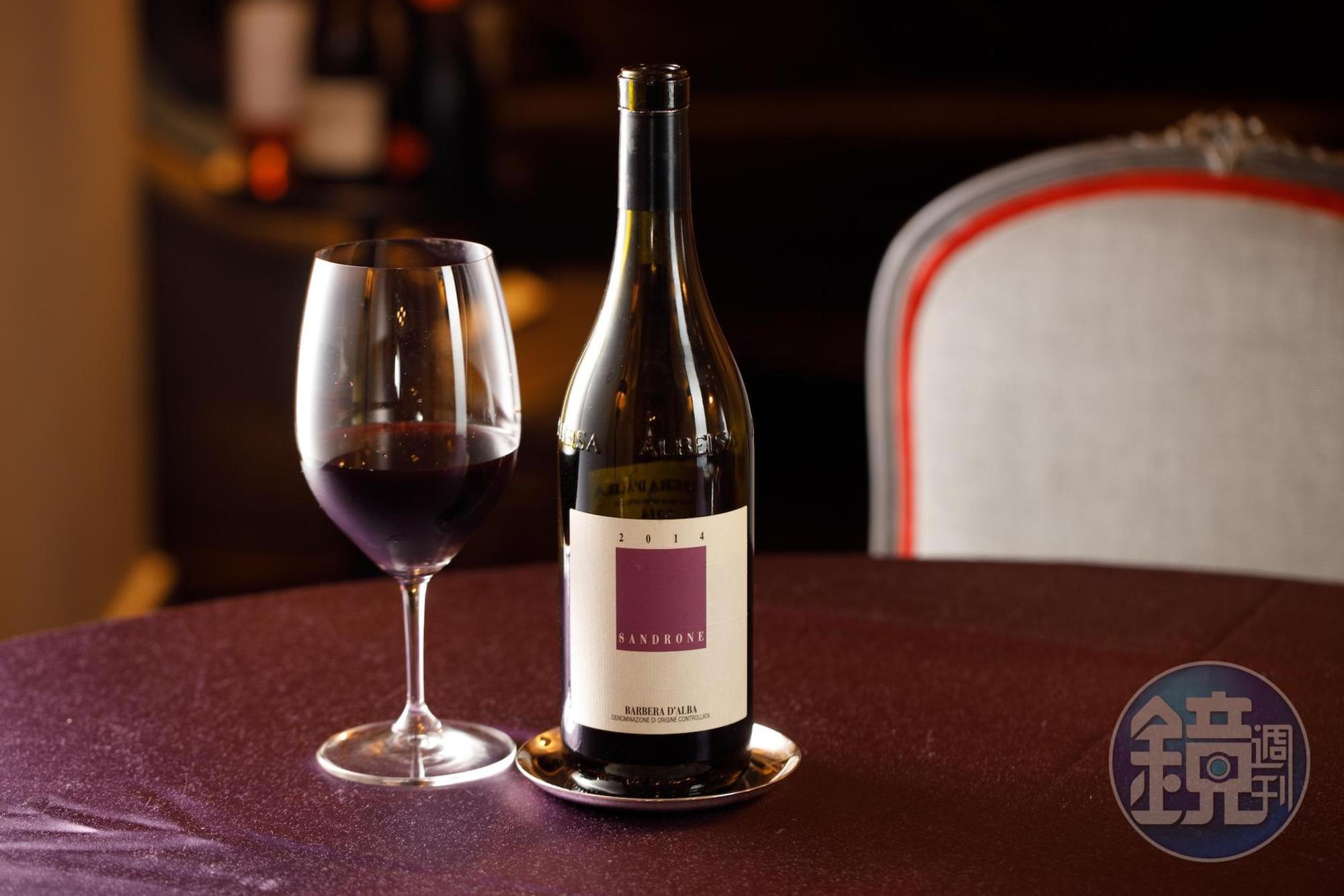 「Luciano Sandrone Barbera d'Alba 2014」使用皮埃蒙特經典葡萄品種Barbera，有藍莓、櫻桃的甜熟果香。（3,280元／瓶）