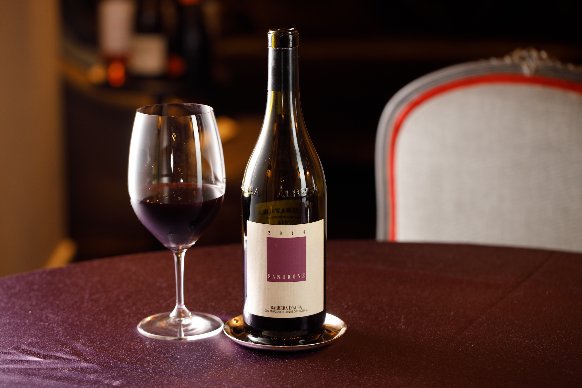 「Luciano Sandrone Barbera d'Alba 2014」使用皮埃蒙特經典葡萄品種Barbera，有藍莓、櫻桃的甜熟果香。（3,280元／瓶）