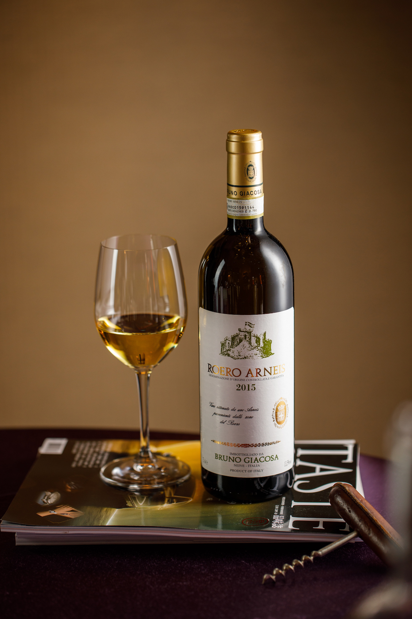 「BRUNO GIACOSA ,Roero Arneis Secco 2015」是來自名莊的白酒，有檸檬皮、青豆與巴西里的香氣。（2,880元／瓶）