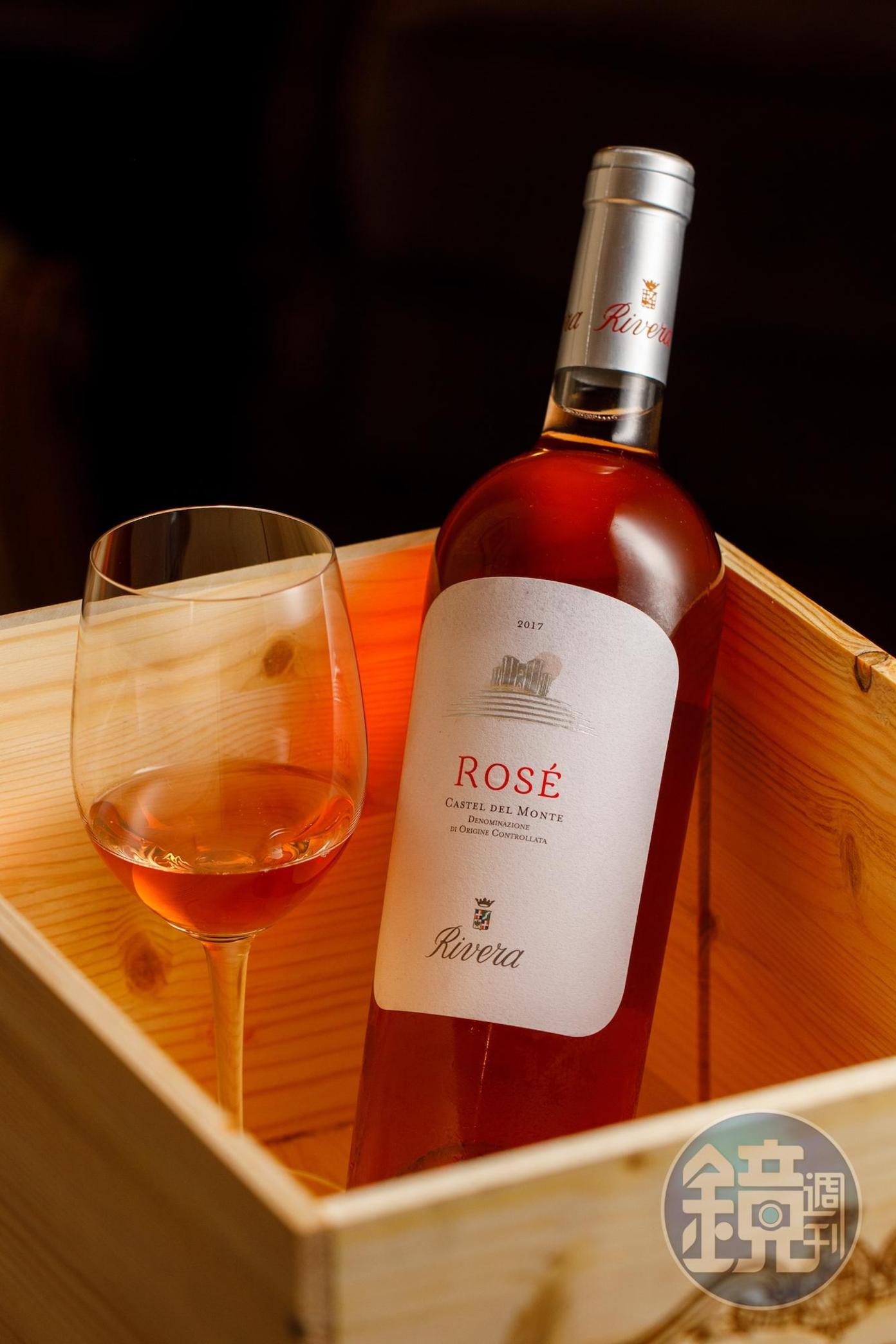 「Rivera Castel del Monte Rosé 2017」使用南義普利亞原生品種Bombino Nero釀成，有豐富果香且不甜膩。（1,380元／瓶）