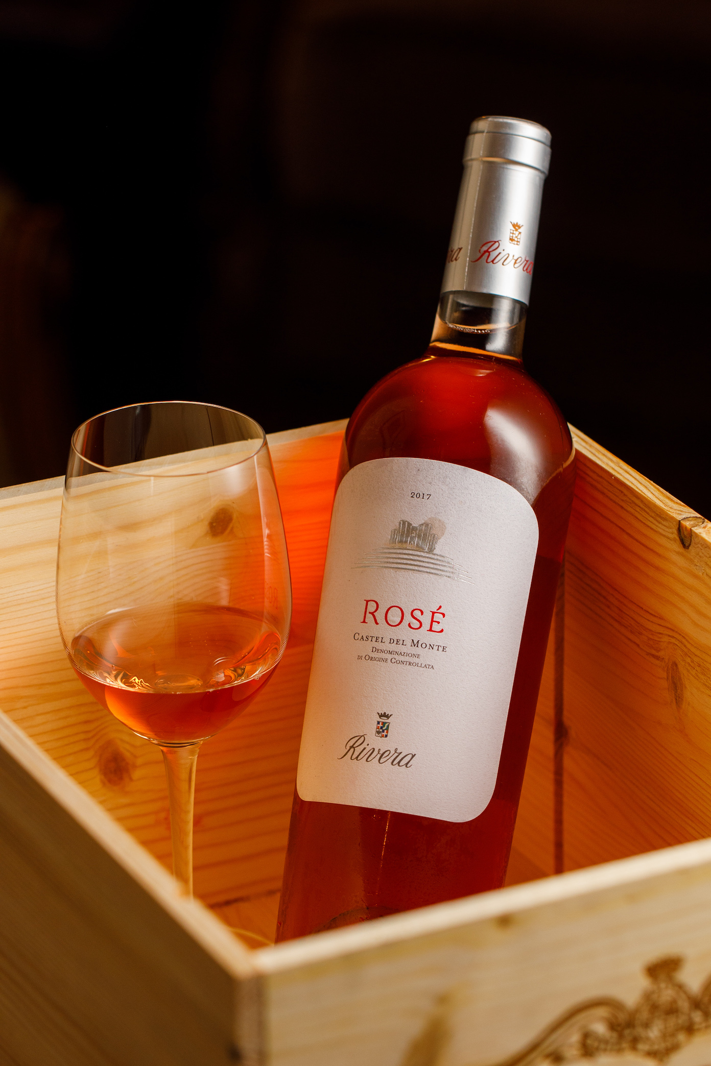 「Rivera Castel del Monte Rosé 2017」使用南義普利亞原生品種Bombino Nero釀成，有豐富果香且不甜膩。（1,380元／瓶）