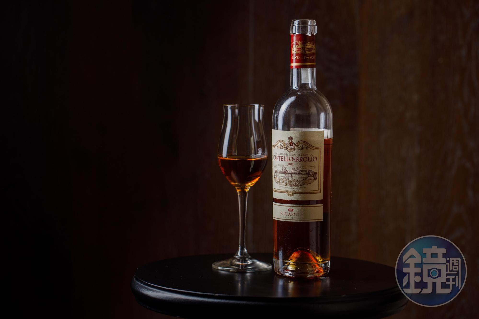 「Ricasoli Castello di Brolio Vin Santo del Chianti Classico 2011」是以遲摘手法釀成的甜白酒，可凸顯草莓甜點的風味。（3,500元／瓶）