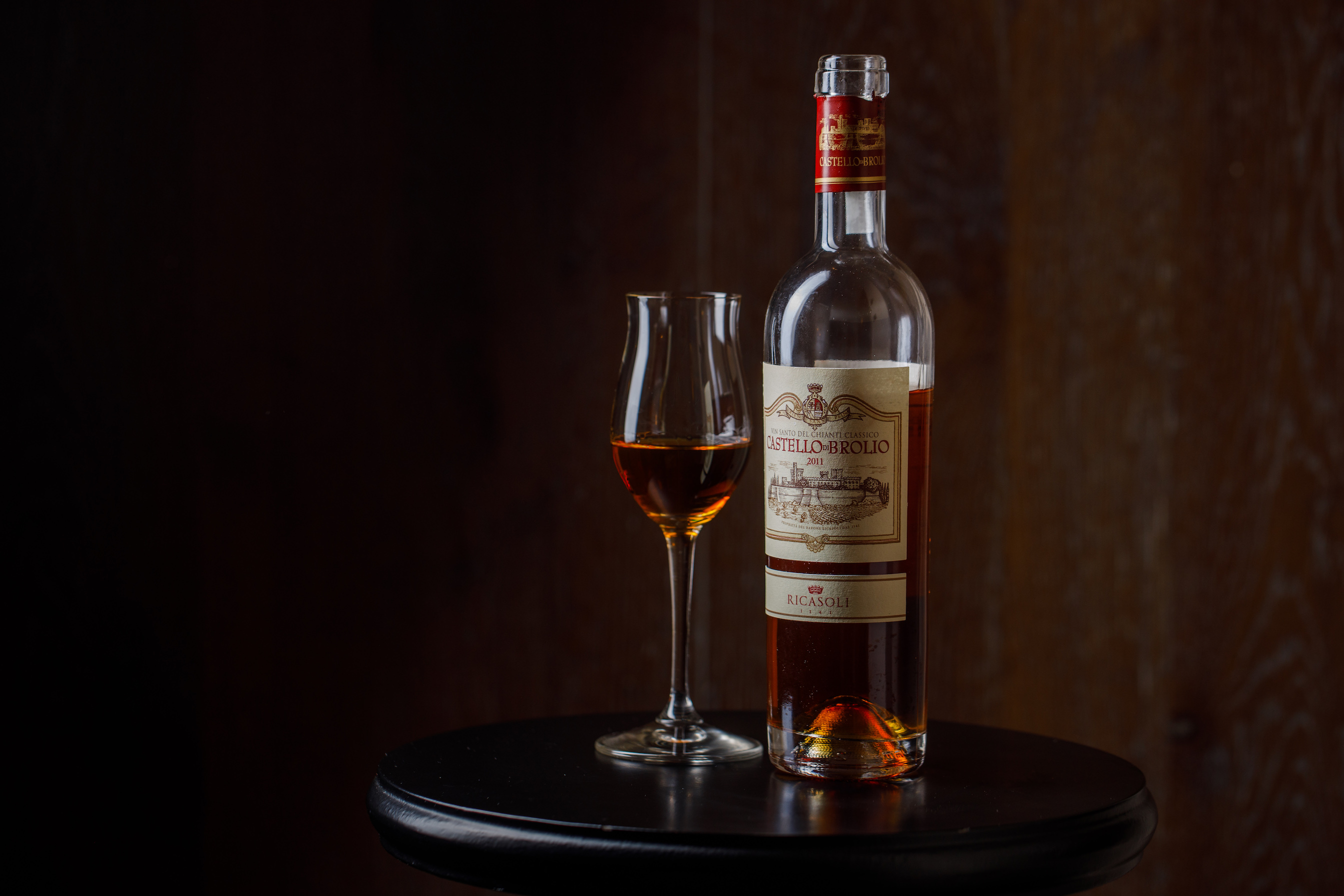 「Ricasoli Castello di Brolio Vin Santo del Chianti Classico 2011」是以遲摘手法釀成的甜白酒，可凸顯草莓甜點的風味。（3,500元／瓶）