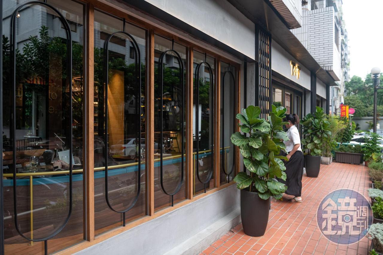 餐酒搭配活潑自如的「T+T」,照顧客人用餐細節,讓人留下美好用餐經驗。