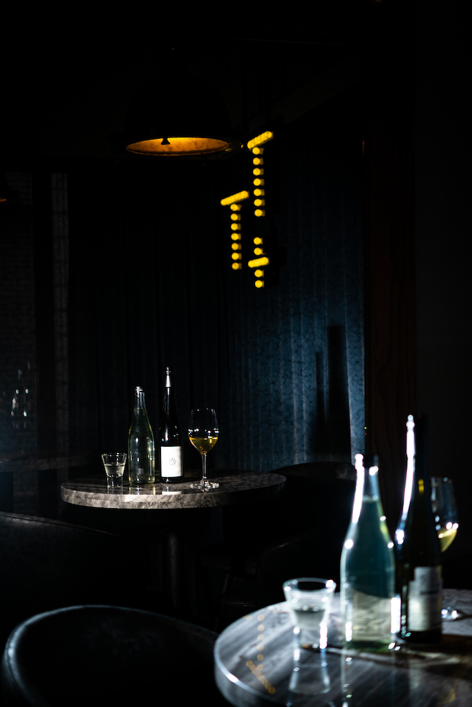 「T+T」的Wine Pairing（餐酒搭）組合有4杯及7杯的選擇，選酒組合活潑，可能會喝到法國、義大利、西班牙、德國、紐西蘭等地葡萄酒或是日本清酒、義大利渣釀白蘭地等聯合國式的組軍，時常有意外驚喜。
