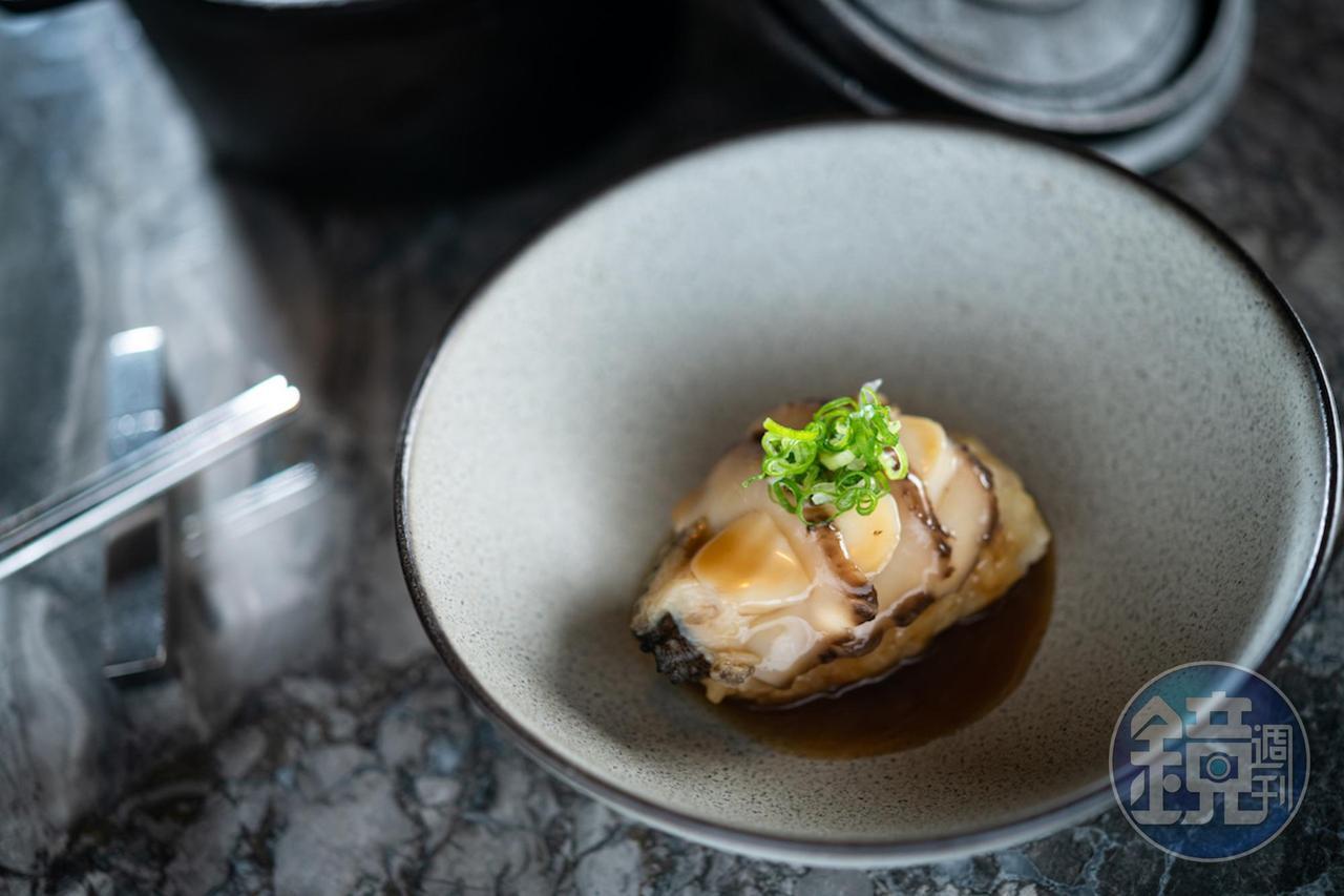 「鮑魚 人蔘 竹地雞」用雞湯蒸煮雞肉糯米飯,再以荷葉包裹,帶有濃郁荷香。(1,850元套餐菜色)