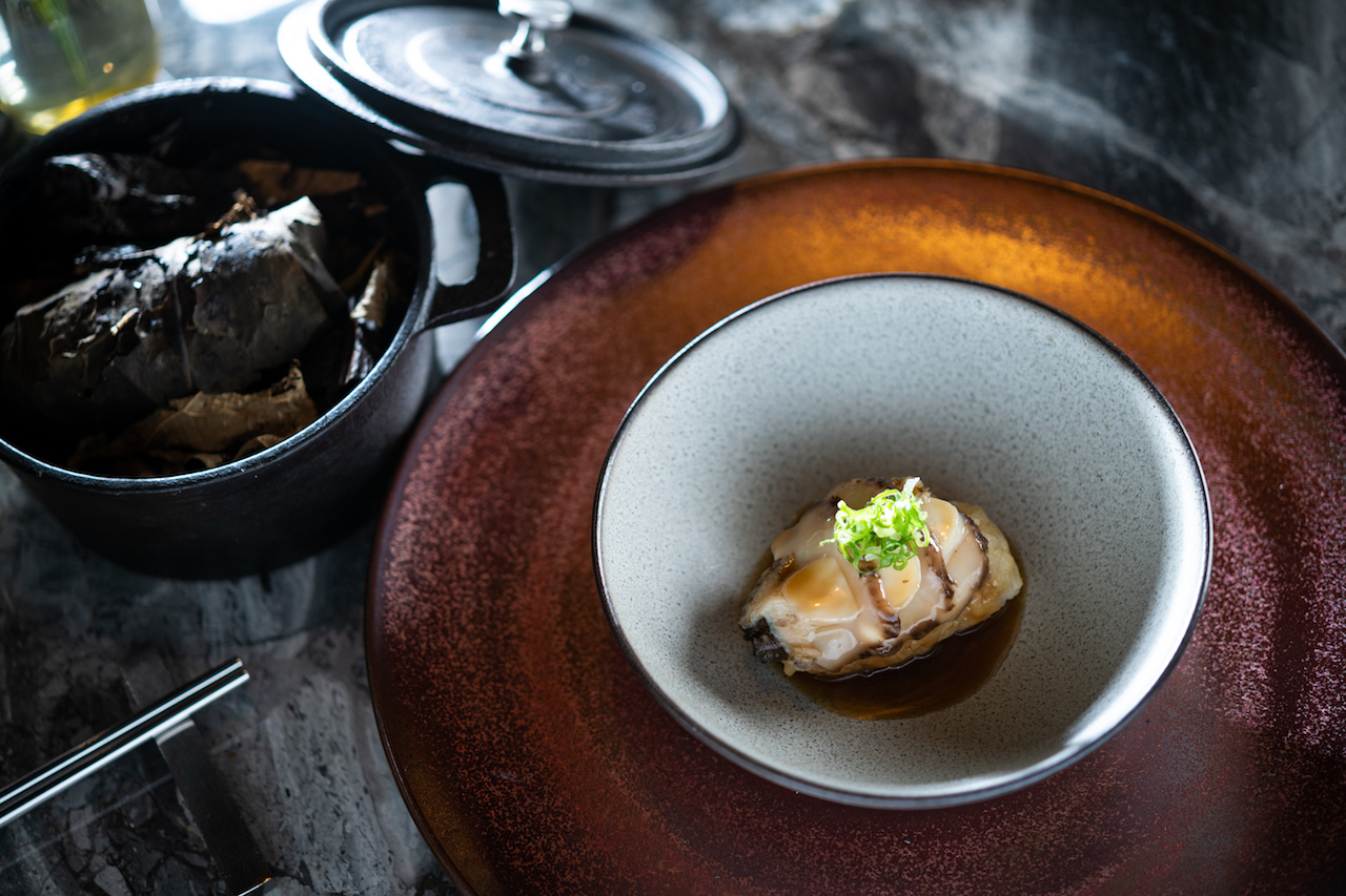 帶有中菜風情的「鮑魚 人蔘 竹地雞」醇厚黏口。（1,850元套餐菜色）