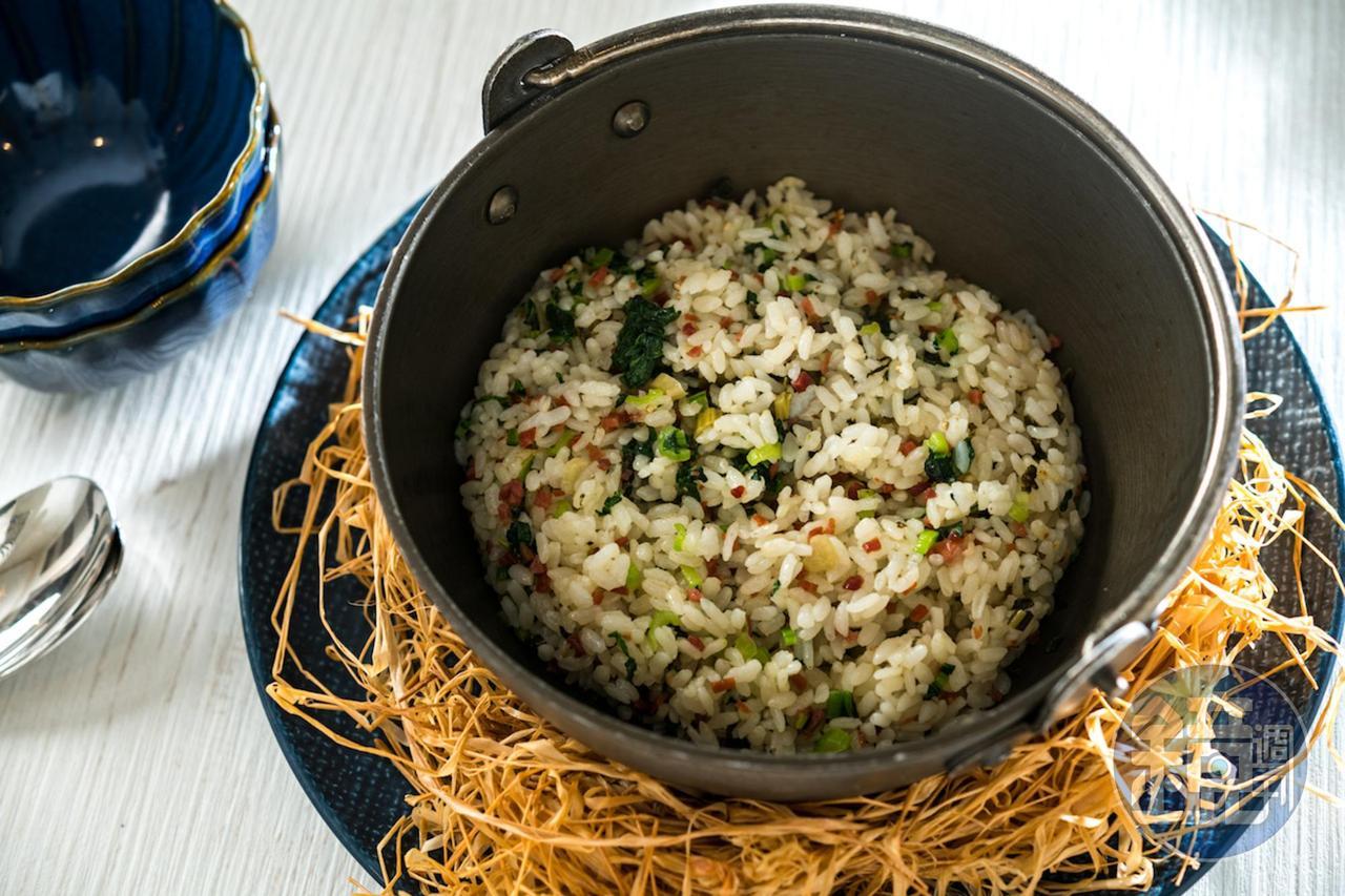 「羽衣甘藍菜飯 燻火腿」加入自製羽衣甘藍雪裡紅、伊比利豬肉一起炊煮，帶有發酵韻味。（1,980元套餐菜色）
