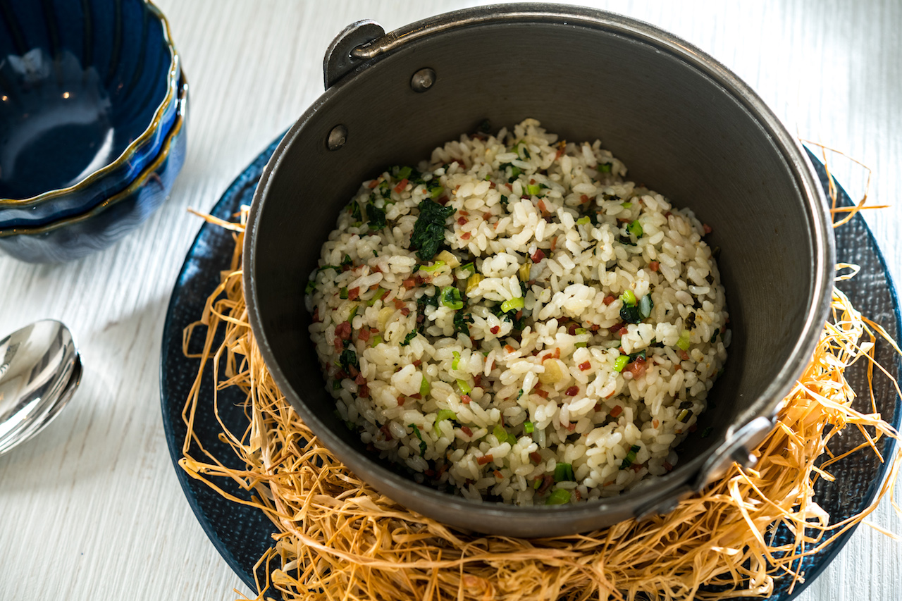 「羽衣甘藍菜飯 燻火腿」加入自製羽衣甘藍雪裡紅、伊比利豬肉一起炊煮，帶有發酵韻味。（1,980元套餐菜色）