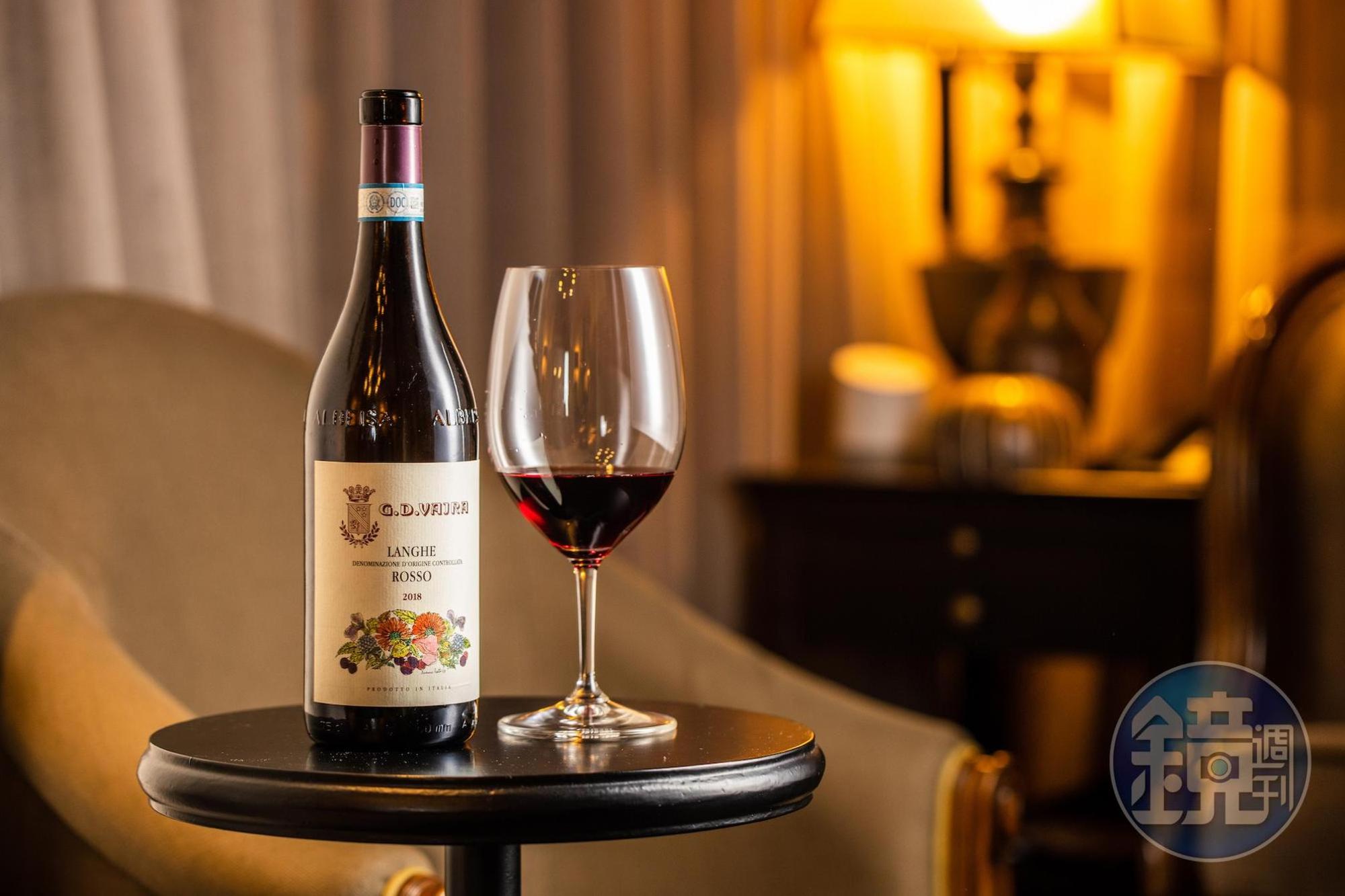 「G D Vajra Langhe Rosso DOC 2018 」由皮埃蒙特各葡萄品種混調而成,輕盈的酸度與果香搭配鵪鶉相得益彰。(1,980元/瓶)