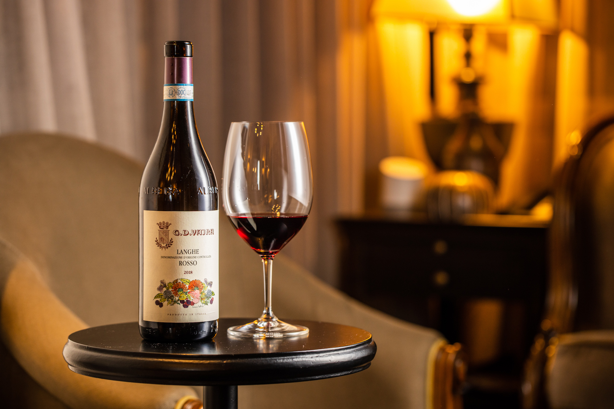 「G D Vajra Langhe Rosso DOC 2018 」由皮埃蒙特各葡萄品種混調而成，輕盈的酸度與果香搭配鵪鶉相得益彰。（1,980元／瓶）
