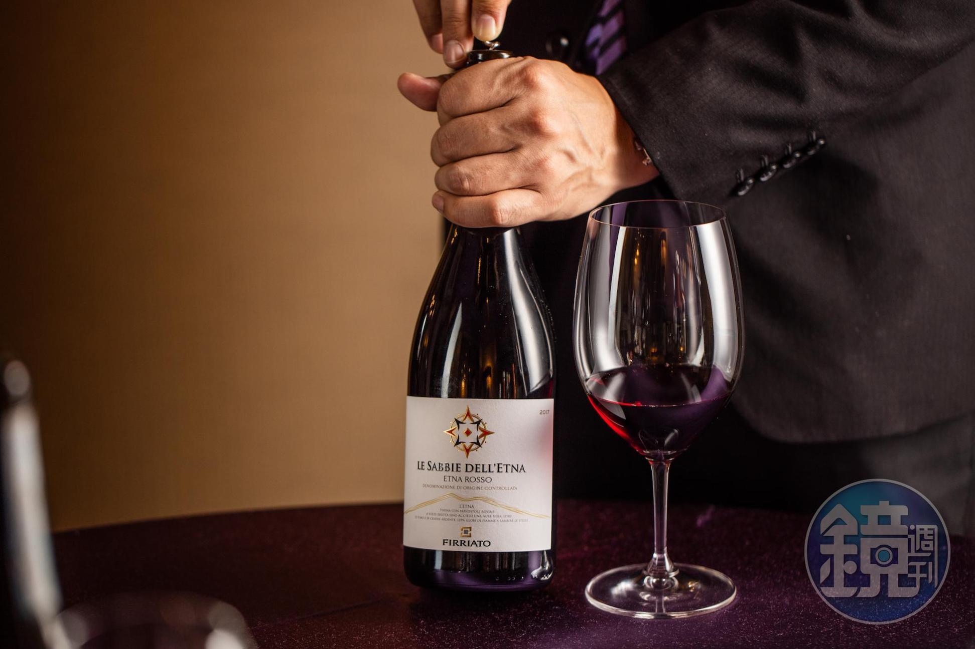 「Le Sabbie dell'Etna Rosso DOC 2017」來自火山地區,有著如黑皮諾般的草莓果味及礦物鹹味。(1,880元/瓶)