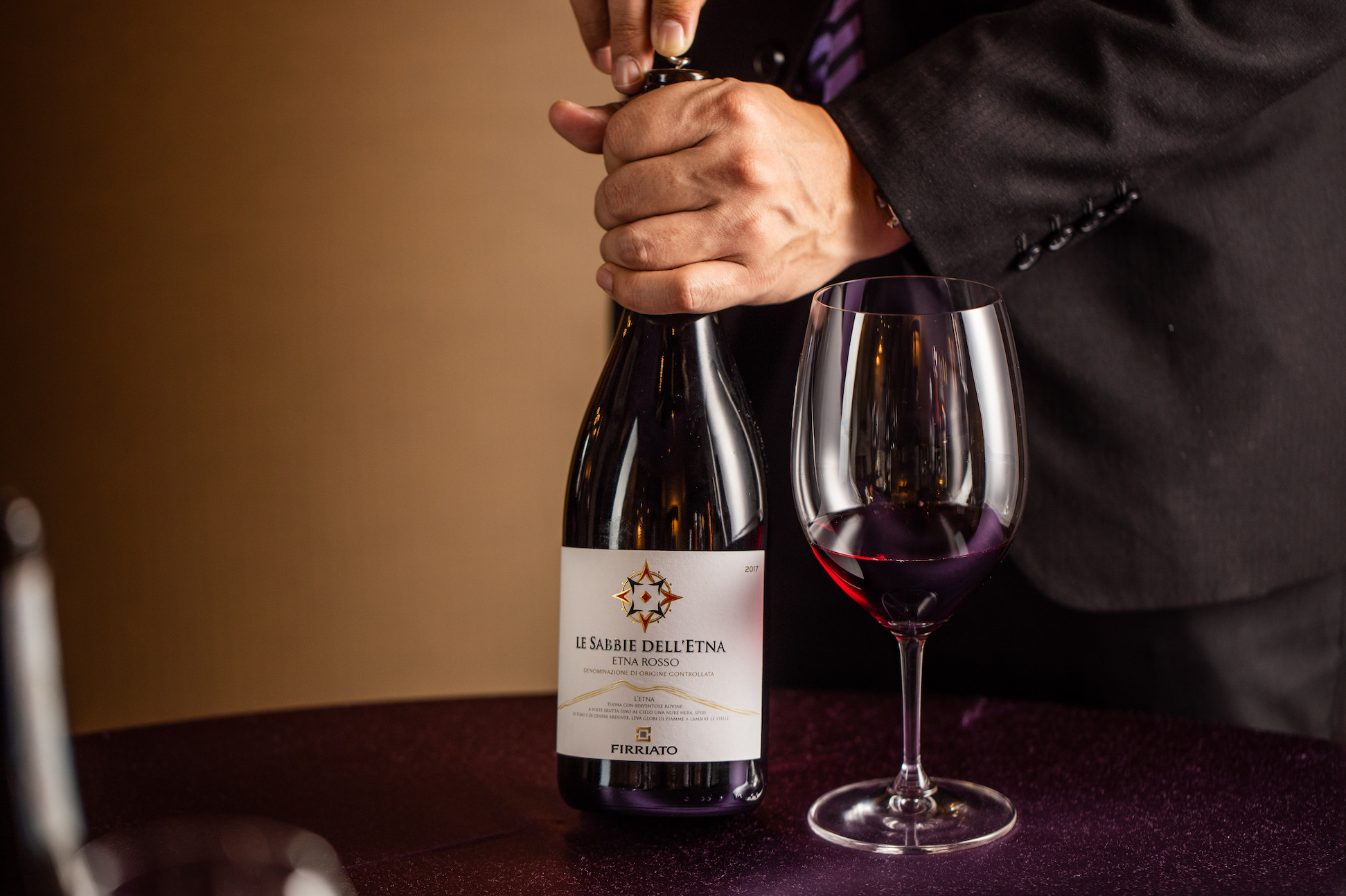 「Le Sabbie dell'Etna Rosso DOC 2017」來自火山地區，有著如黑皮諾般的草莓果味及礦物鹹味。（1,880元／瓶）
