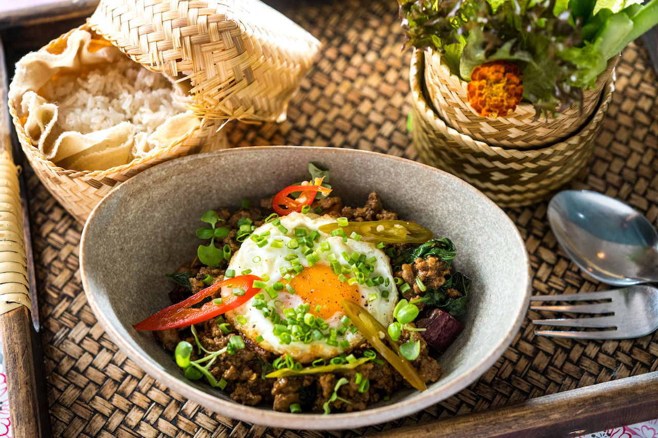 蒸糯米飯和生菜是泰式家庭常備食材，在「烤寨」的泰式料理中吃得到泰菜精髓。