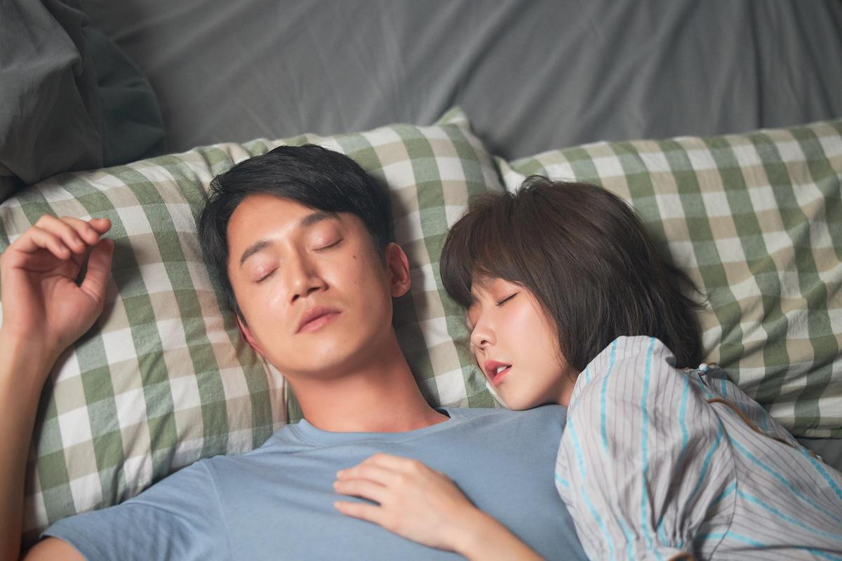 去年邵雨薇發片，找來吳慷仁當MV男主角，當然2人相處就像情侶一樣很自然。（寬宏提供）