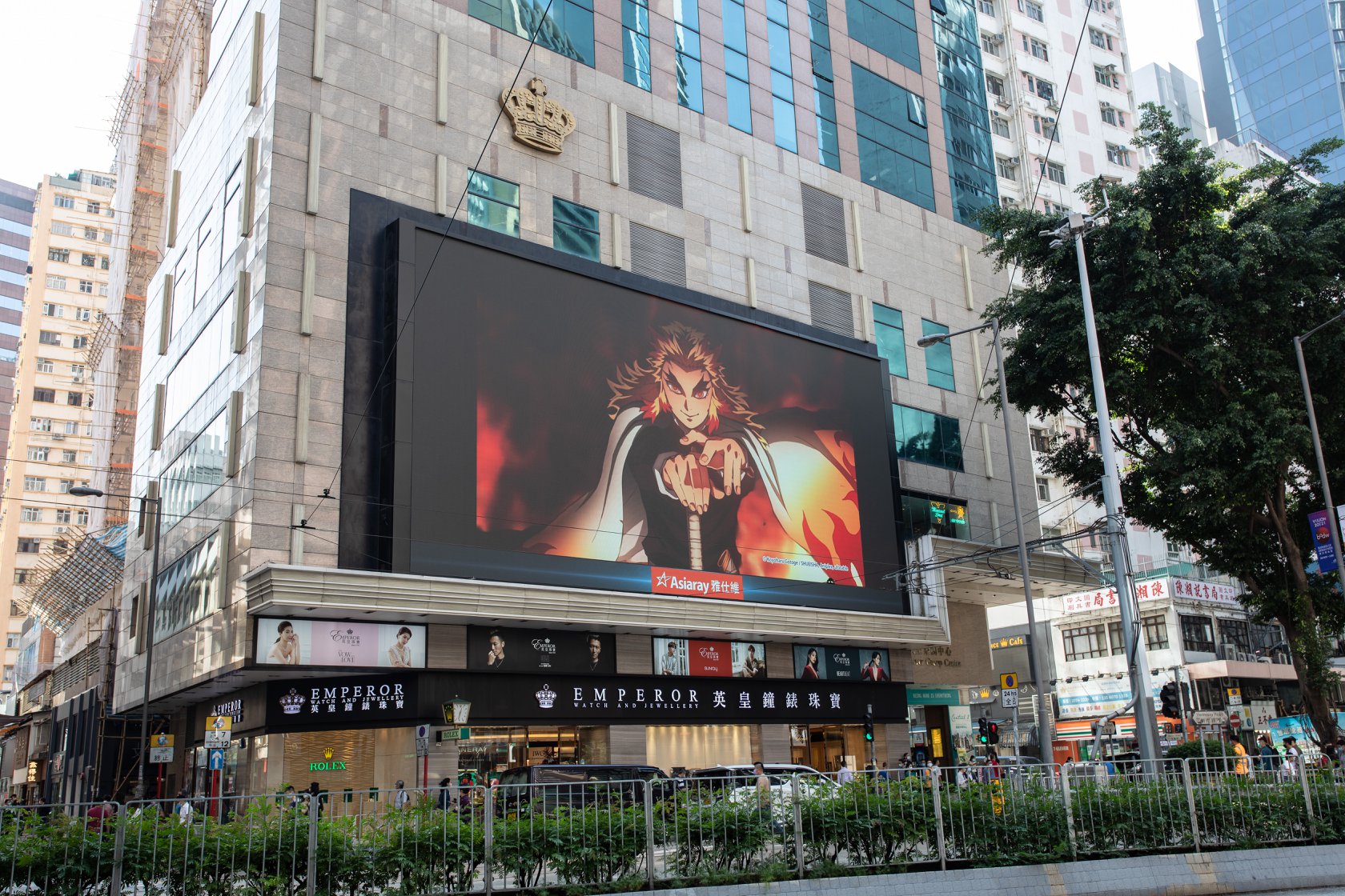 《鬼滅之刃劇場版》登上台灣影史動畫電影票房冠軍。圖為《鬼滅之刃劇場版》日前在香港上映的廣告。（翻攝木棉花臉書）