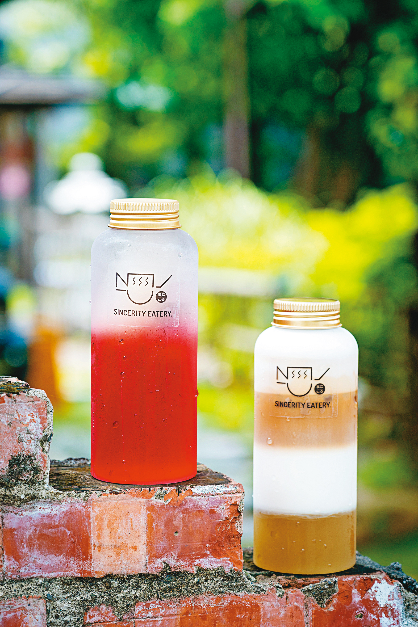 宿舍群中的「乳液飲品」是當地知名飲料店，「雷神」（左，80元）帶有洛神花的酸香滋味；「苦盡甘來」（右，100元）則為黑糖與牛奶的組合。
