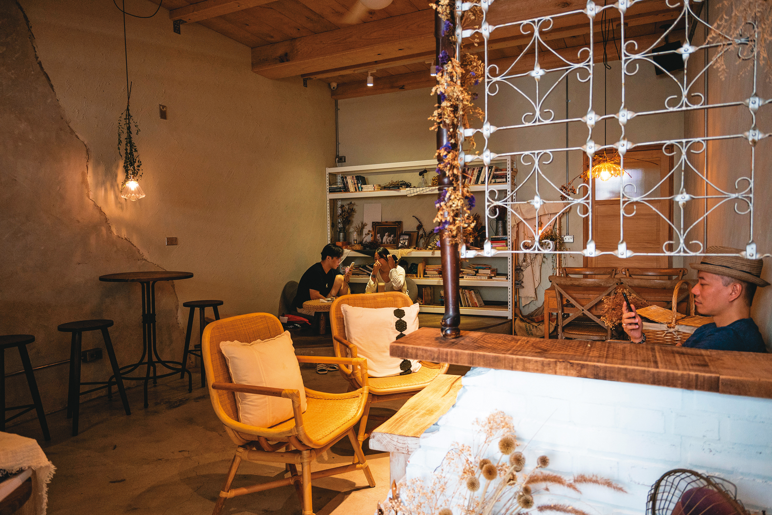 新化最新的咖啡館，復古文青感的布置，質感頗高。