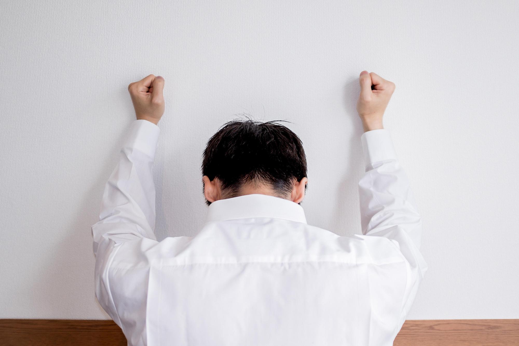 小明遭猥褻後相當難過,回家後立刻將遭遇告訴媽媽,檢警獲報搜索陳姓狼師住家及辦公室。示意畫面,圖非當事人。(東方IC)